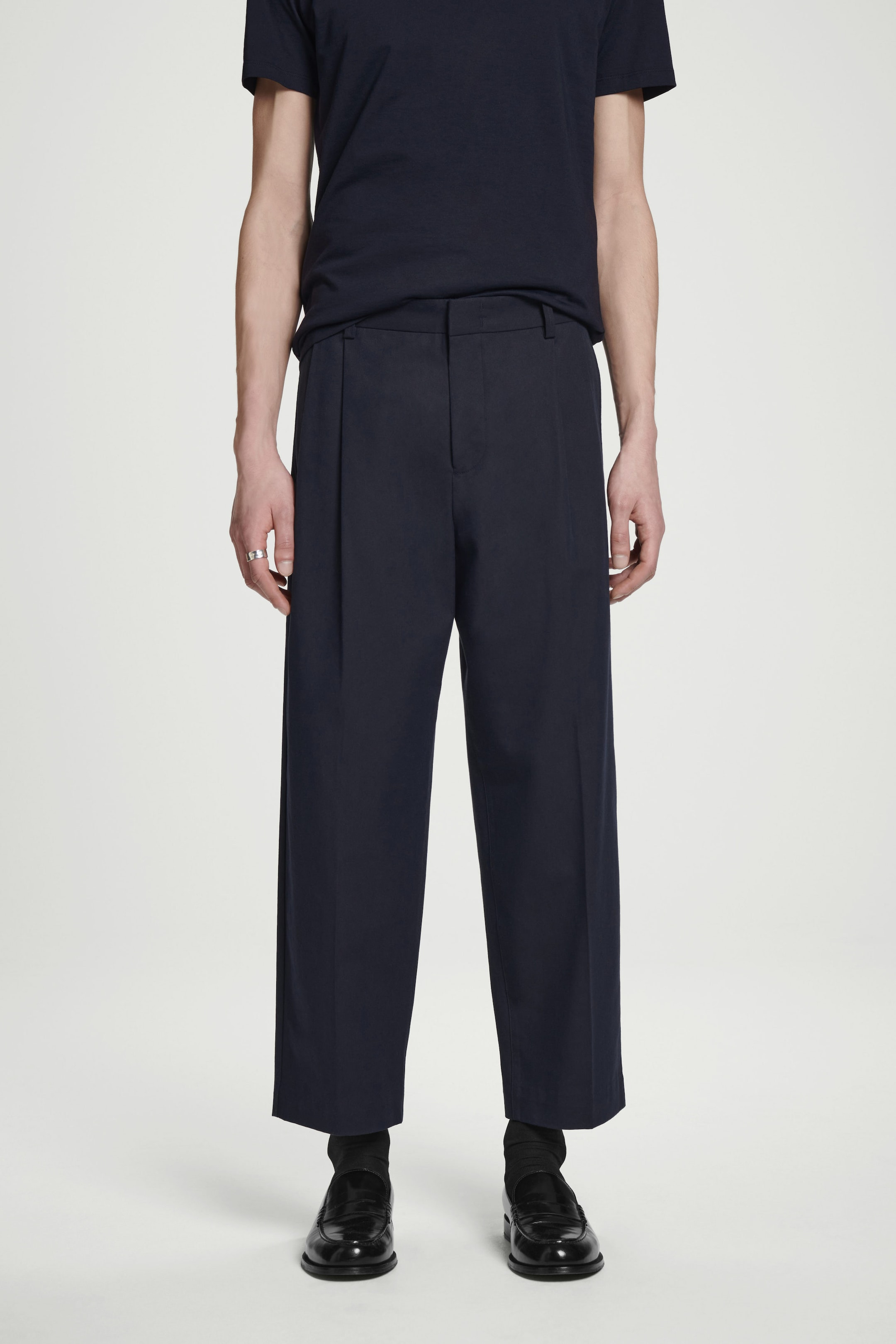 PANTALON À PLIS FUSELÉ DÉCONTRACTÉ EN COTON