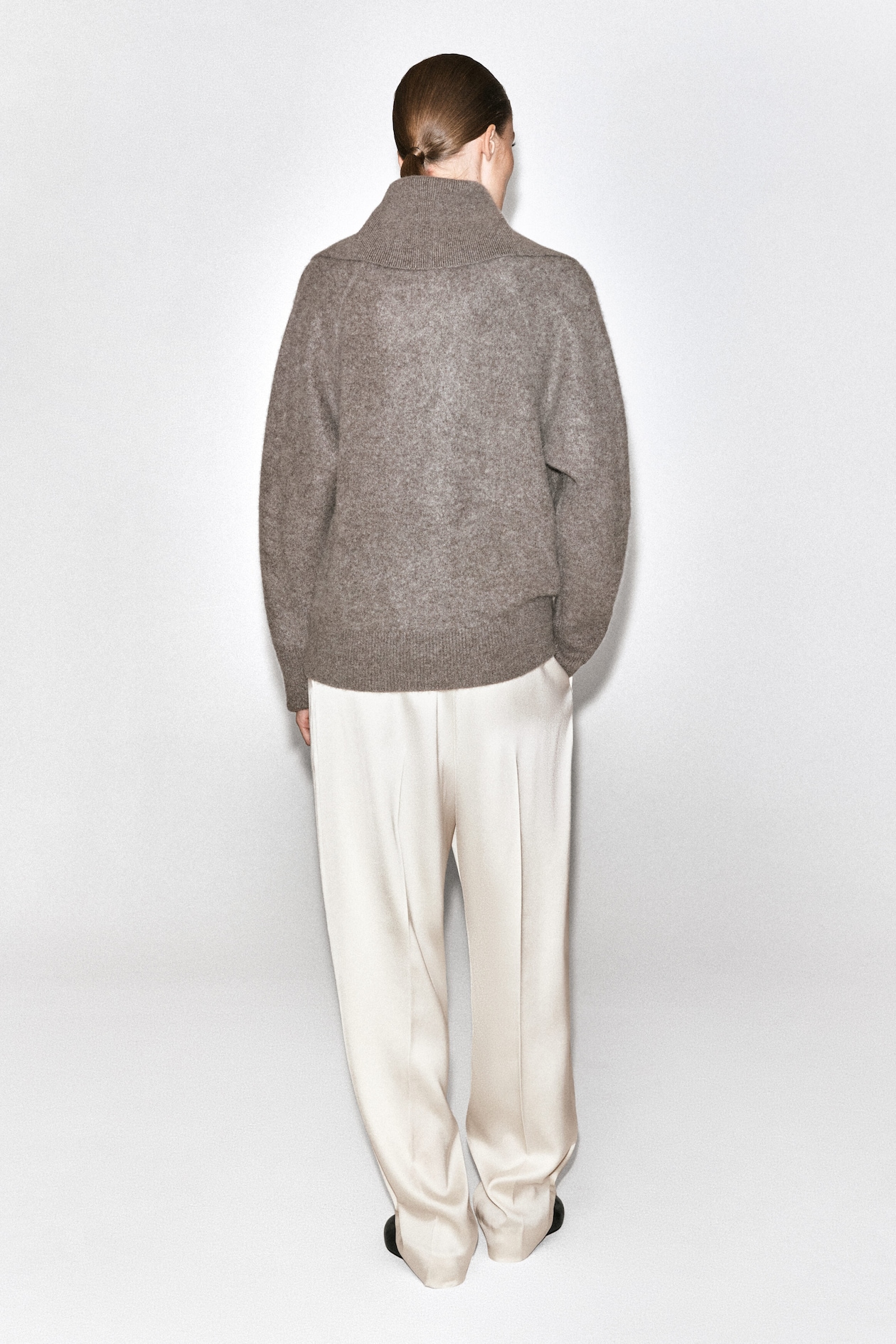 V-DETAIL PURE CASHMERE MOCK-NECK SWEATER — MOCHA