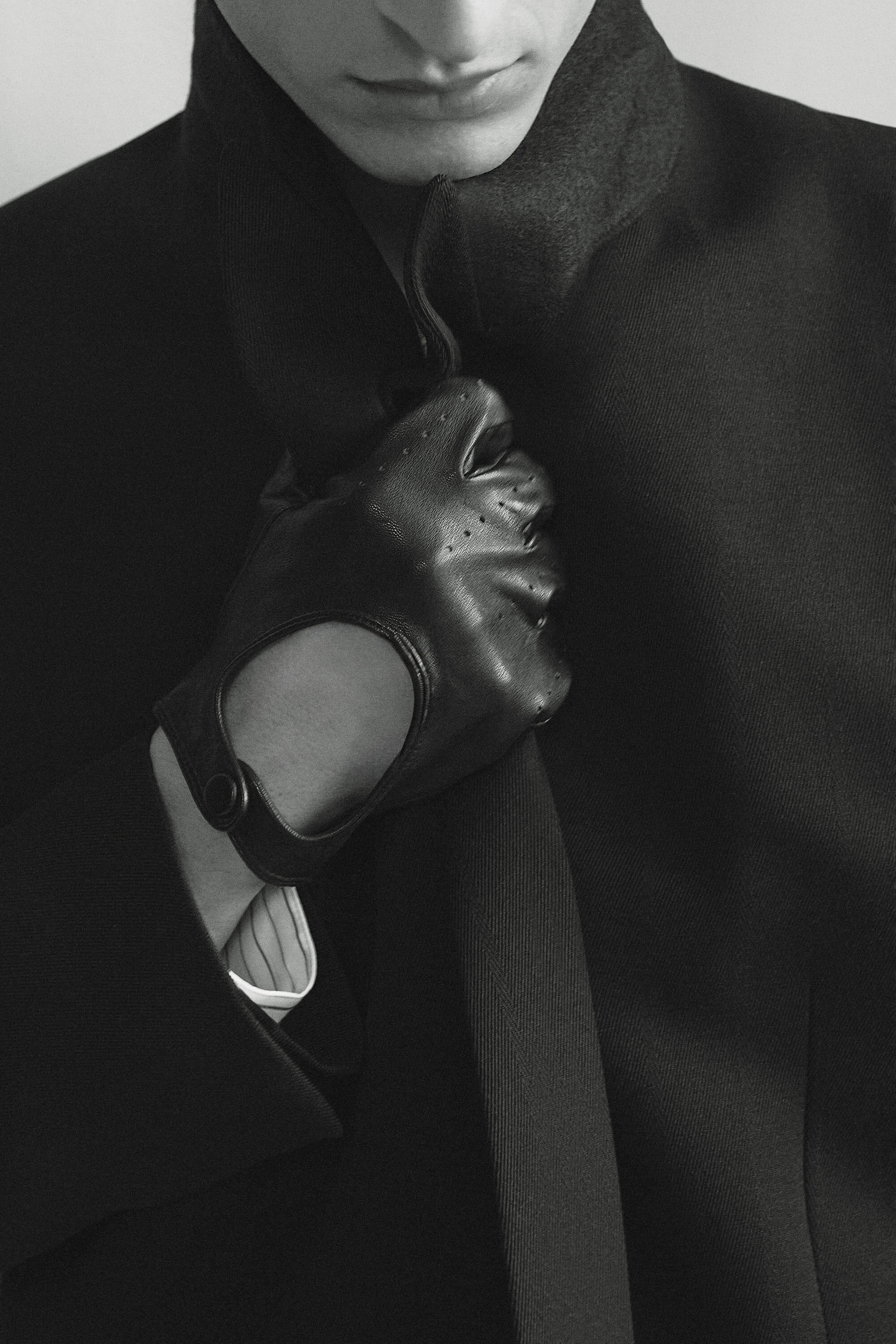 PERFORATED LEATHER DRIVING GLOVES - BLACK | COS US