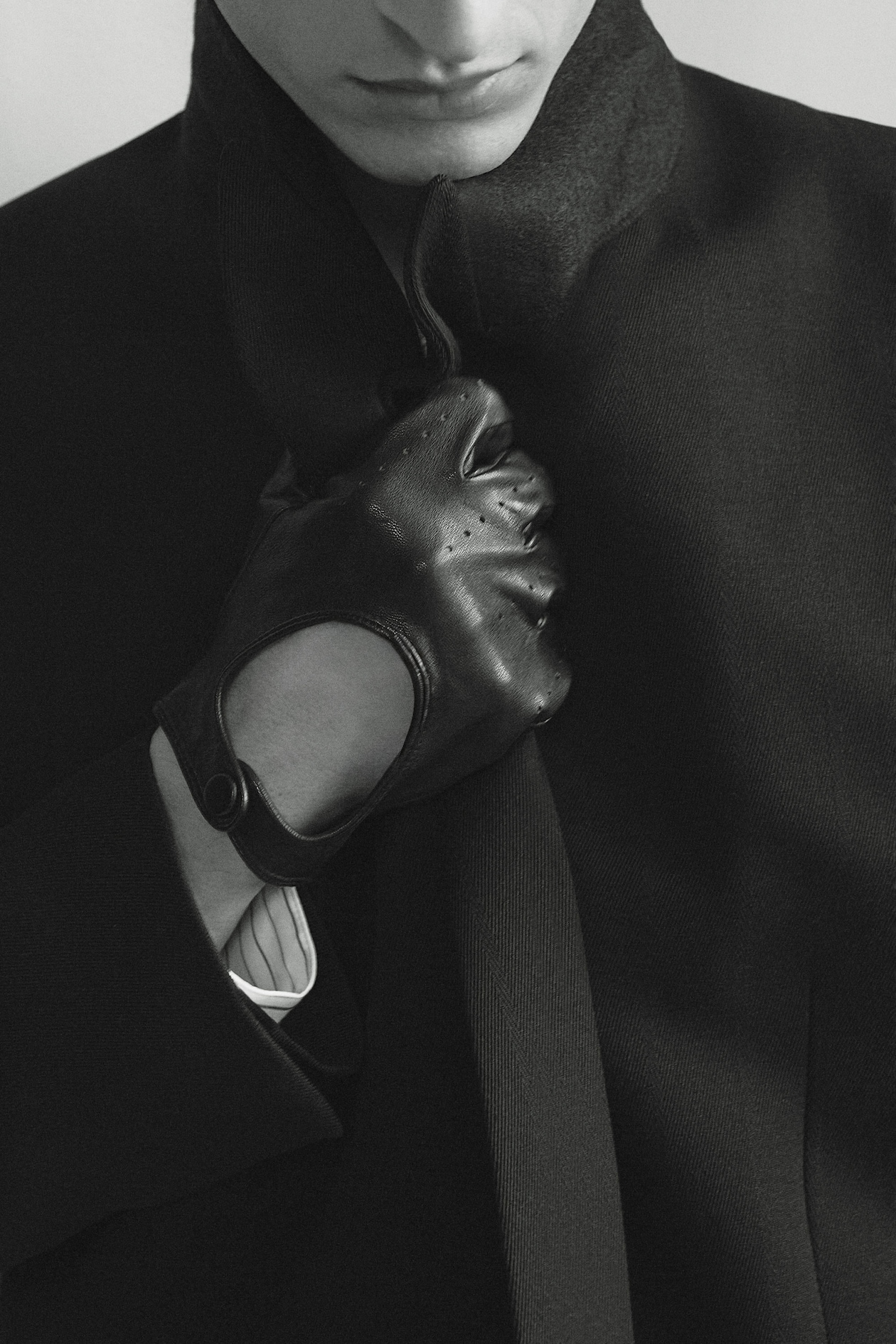 PERFORATED LEATHER DRIVING GLOVES — BLACK