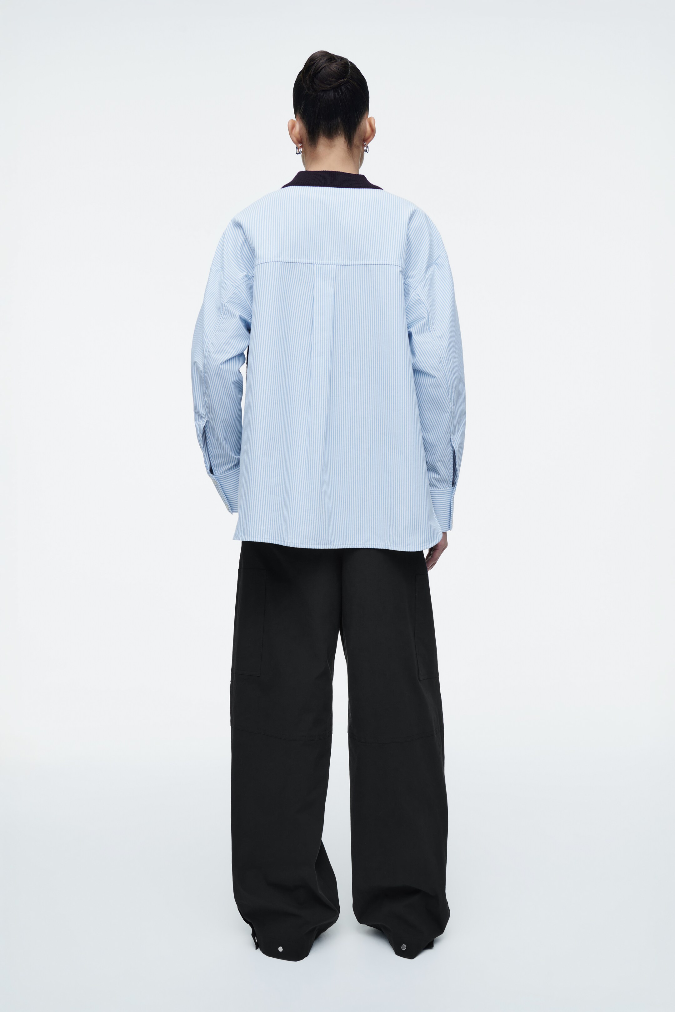 Grotere afbeelding bekijken: GEDECONSTRUEERDE POPLIN-PANELEN WOLLEN TRUI - MARINE / GESTREEPT - DAMES | H&M BE 4