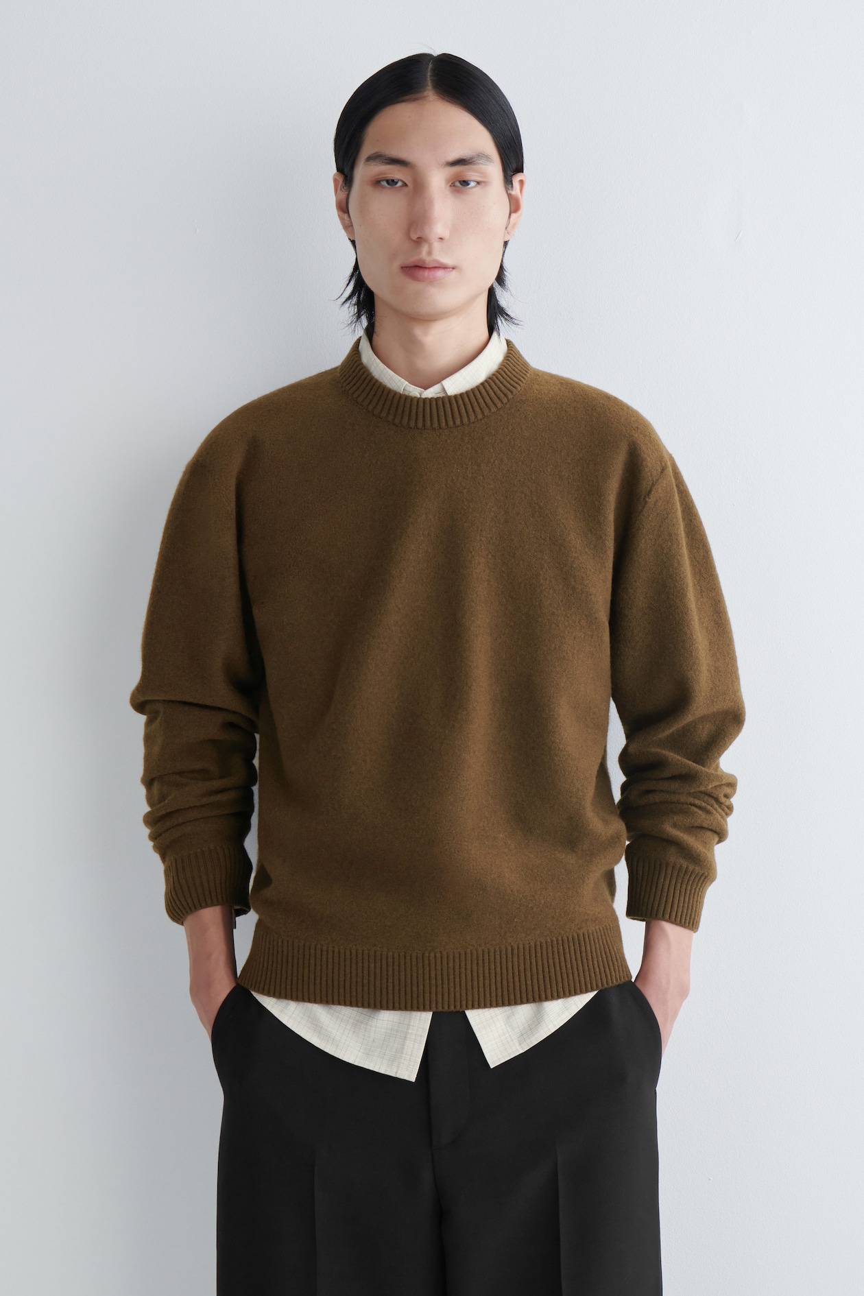 PULL À COL RAS-DU-COU EN LAINE BOUILLIE - BRUN | COS FR