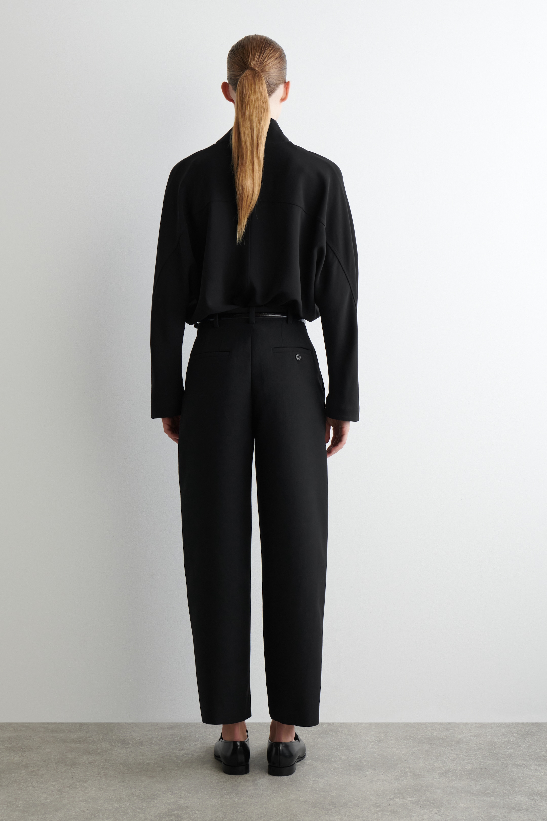 Grösseres Bild ansehen: VERKÜRZTE HOSE AUS WOLLE MIT BARREL-BEIN - SCHWARZ - DAMEN | H&M CH 4