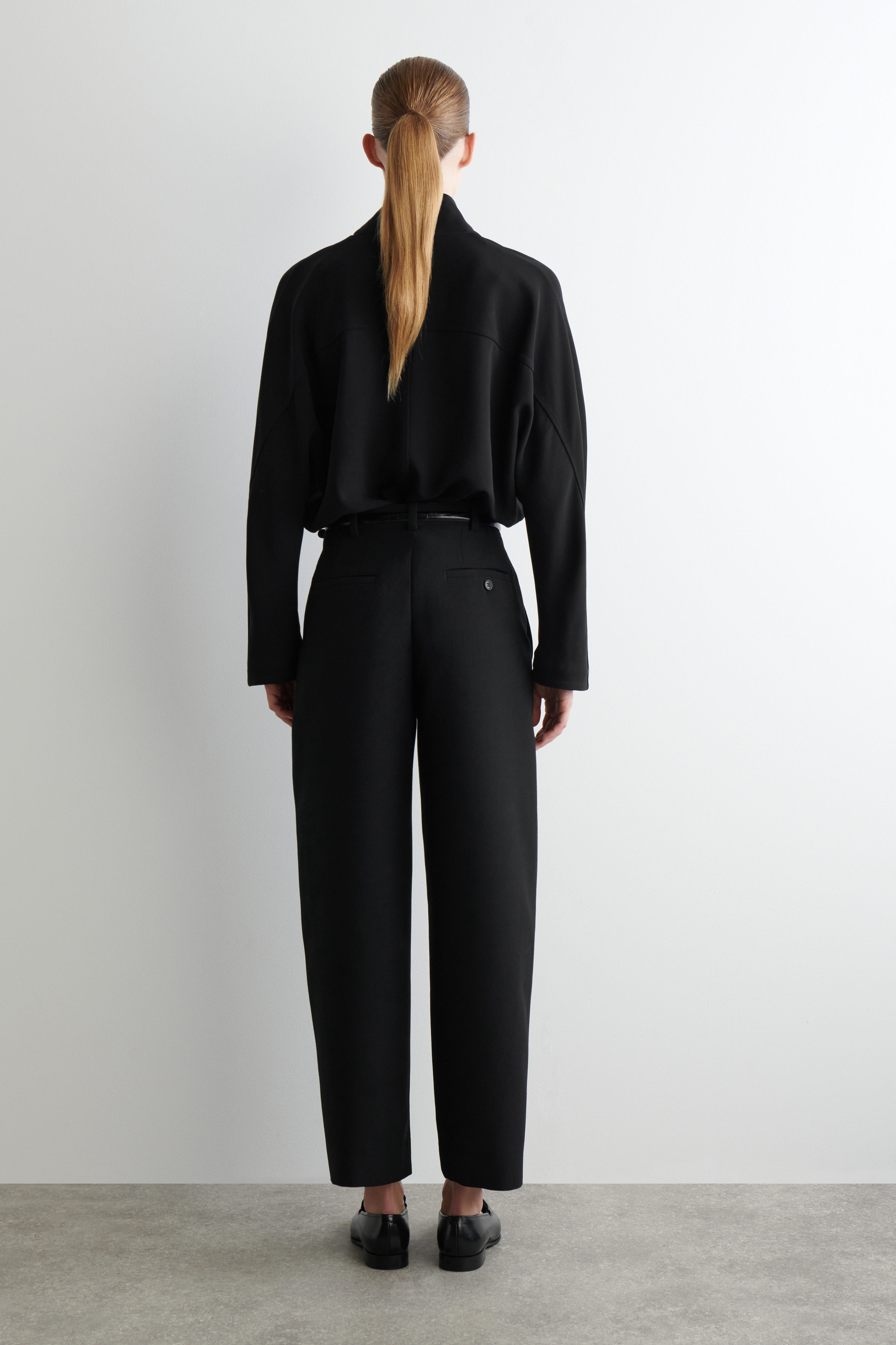 CROPPED WOOL BARREL-LEG TROUSERS - BLACK | COS