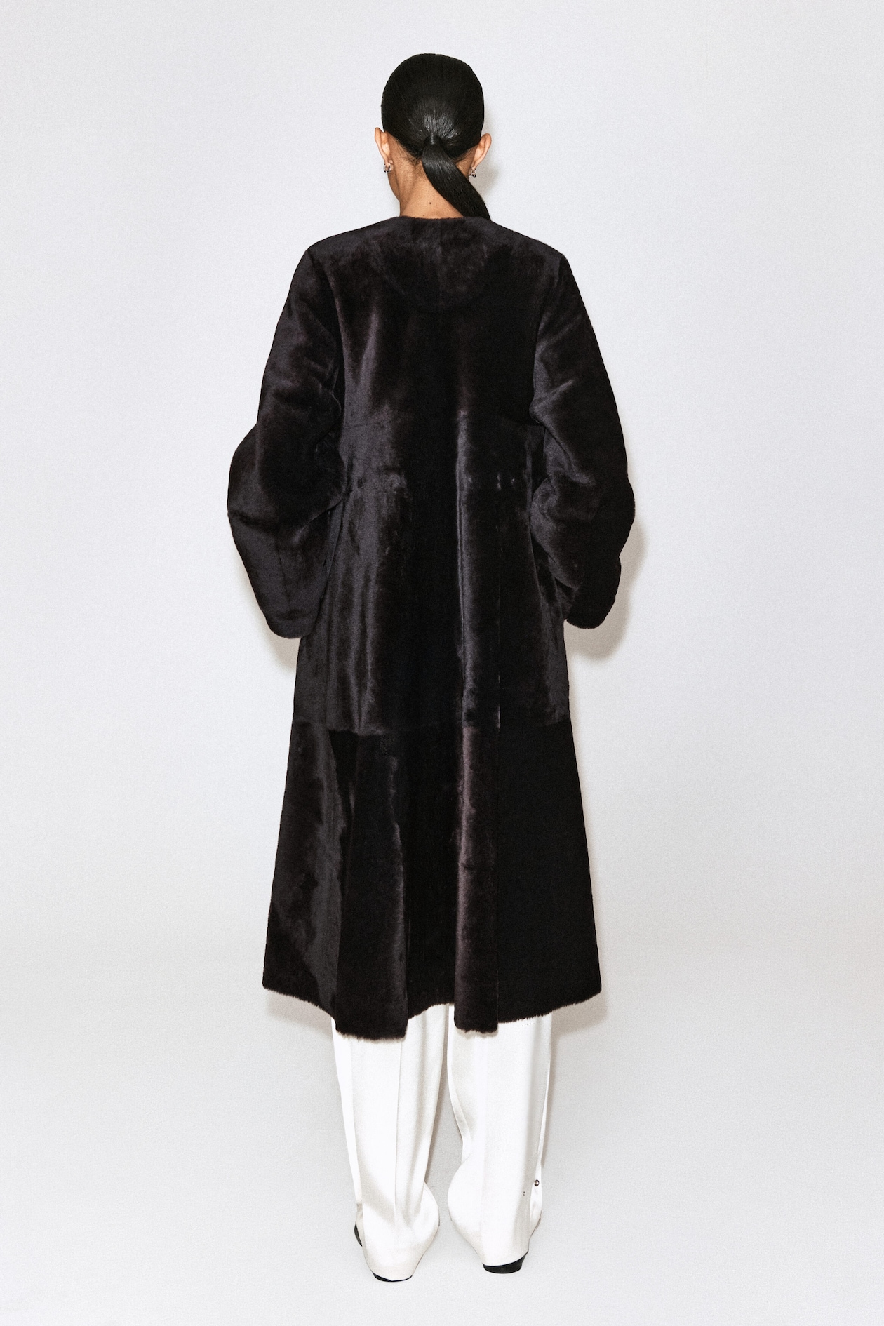 COLLARLESS SHEARLING COAT — MAHOGANY