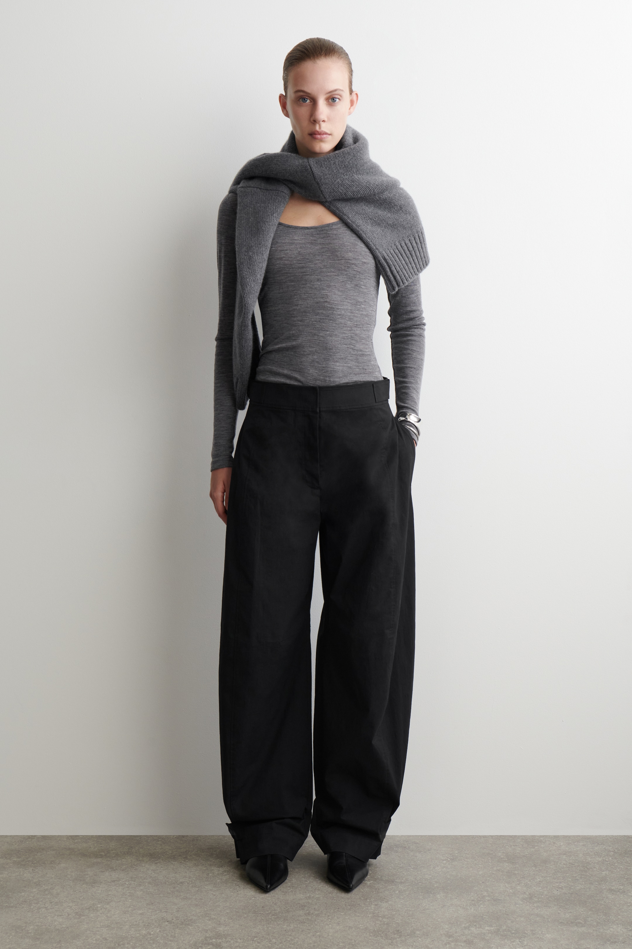 Ingrandisci l'immagine: UTILITY BARREL-LEG TROUSERS - BLACK - DONNA | H&M CH 1