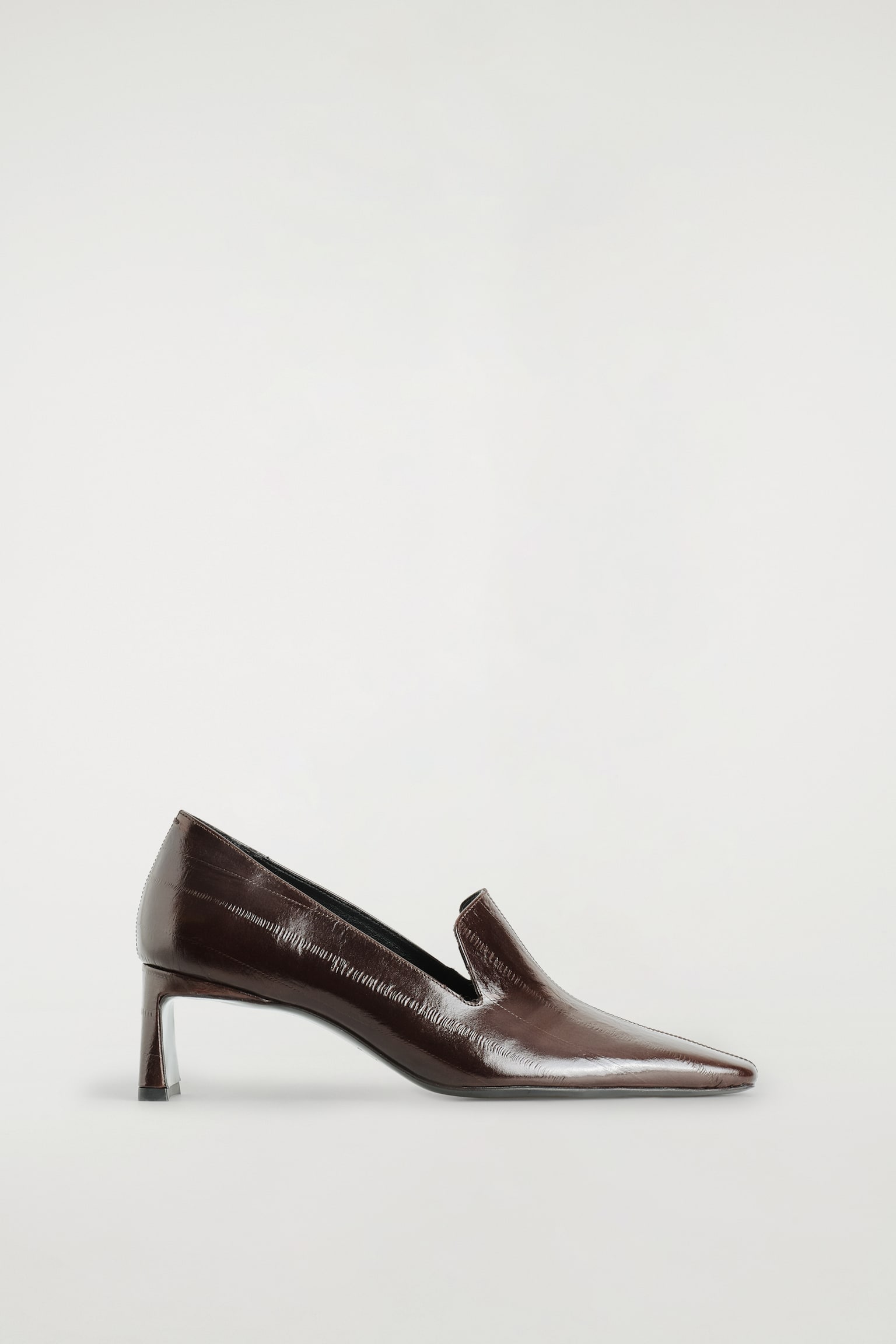 KANTEDE LOAFERS I SKIND MED HÆL - BRUN / ÅLEFFEKT