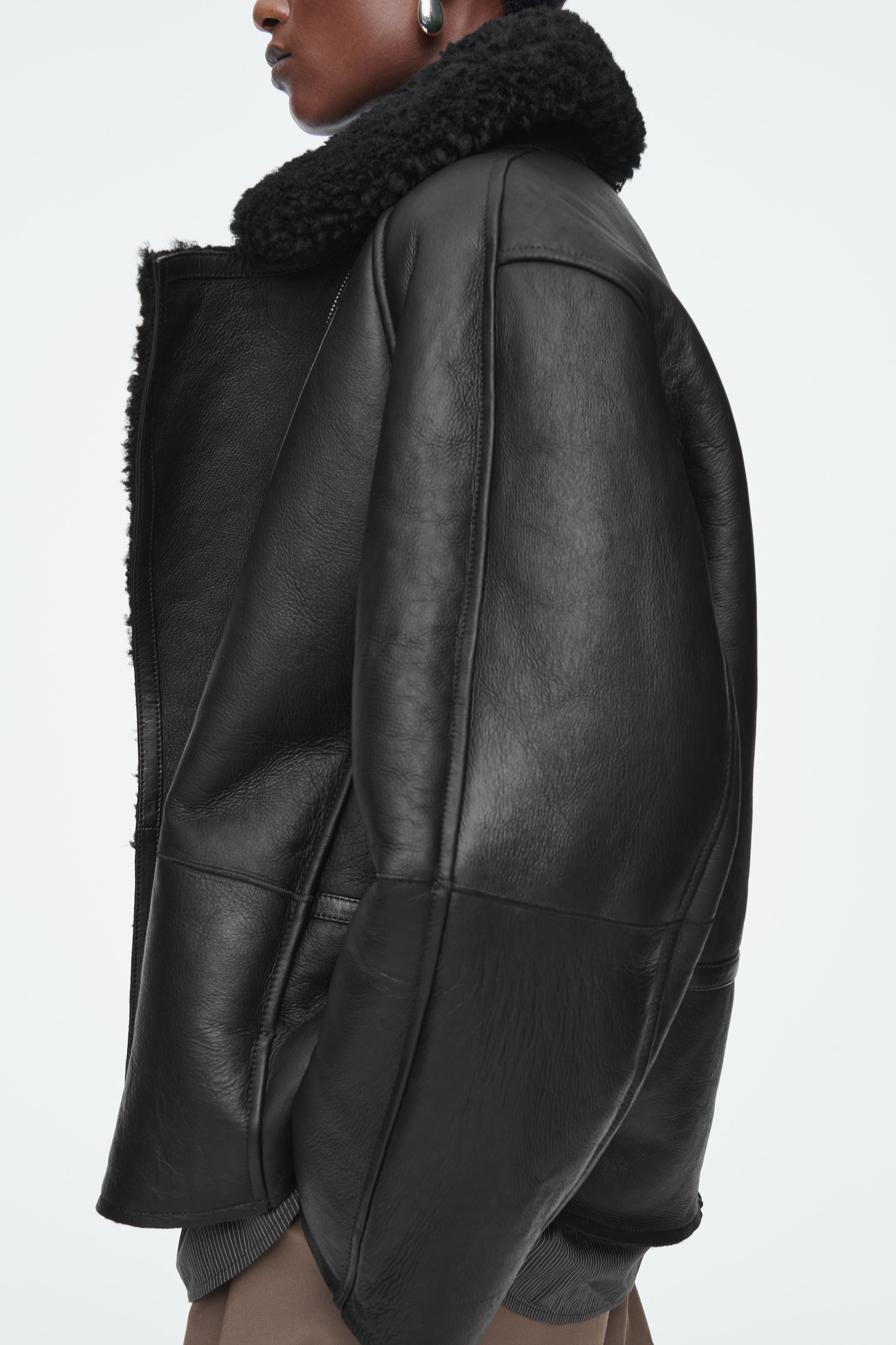 Agrandir l'image: VESTE AVIATEUR OVERSIZE EN PEAU LAINÉE - NOIR - FEMME | H&M CH 5