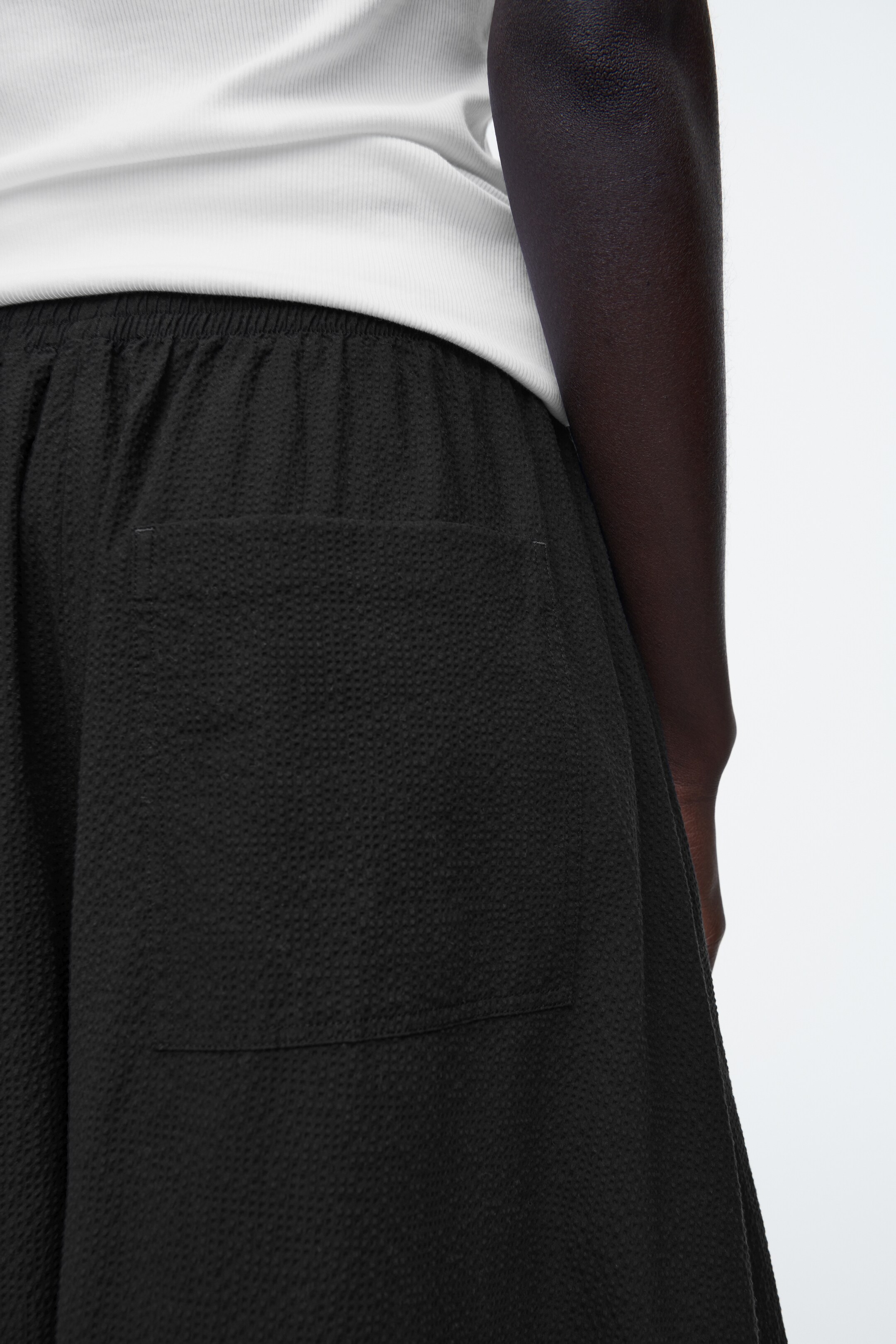 Nagyobb kép megtekintése: SEERSUCKER KULOTTS - FEKETE - NŐI | H&M HU 2