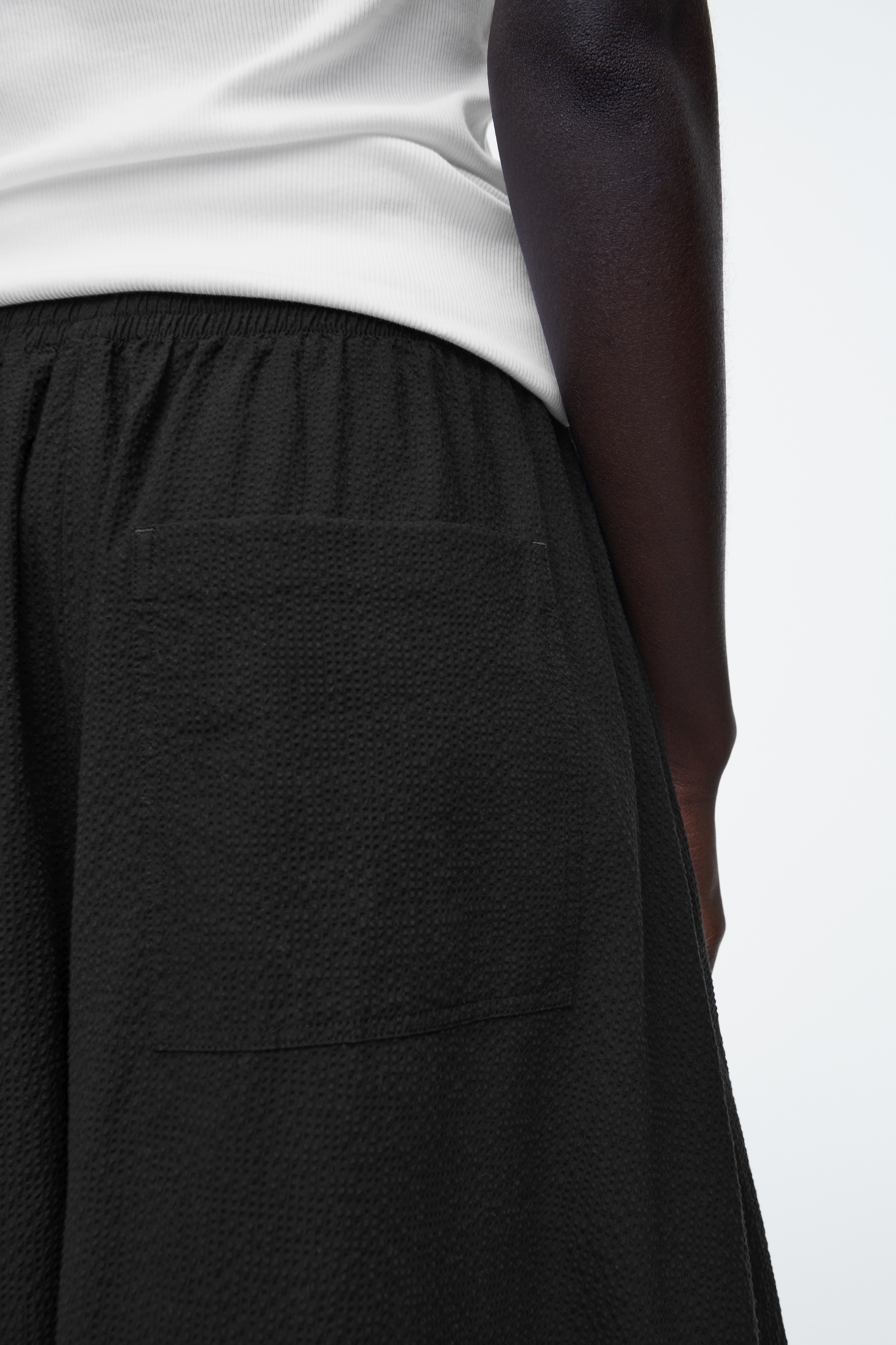 Zobrazit větší obrázek: KALHOTY CULOTTES ZE SEERSUCKERU - ČERNÁ - ŽENY | H&M CZ 2