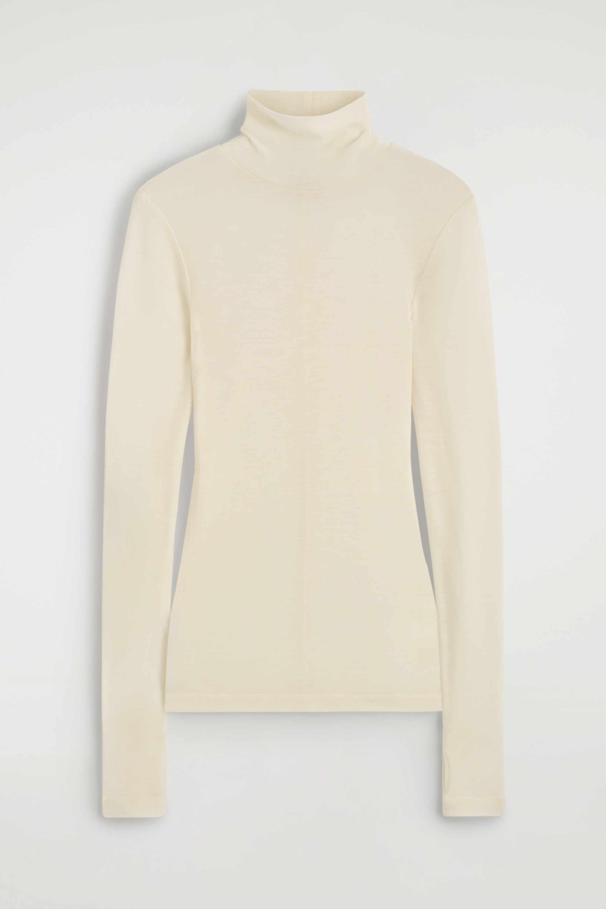 Este top de gola alta em lÃ£ merino branco-pÃ©rola Ã© apresentado de frente, com textura fina em malha semi-transparente, mangas compridas e gola alta dobrada. O top Ã© combinado com uma camisola de malha preta pousada sobre os ombros e estÃ¡ metido dentro de calÃ§as pretas.