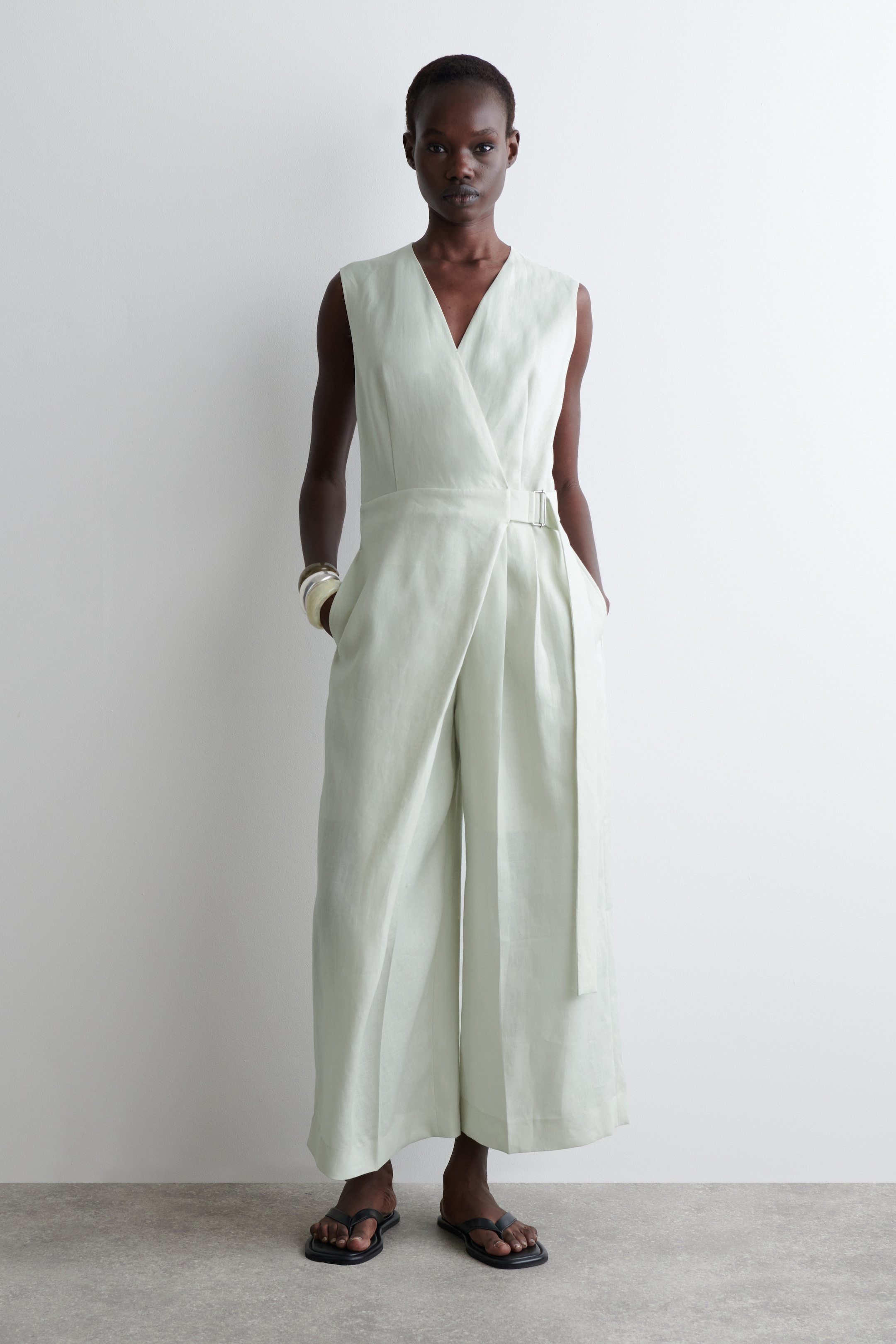 Ingrandisci l'immagine: WRAP-FRONT LINEN JUMPSUIT - LIGHT GREEN - DONNA | H&M CH 1