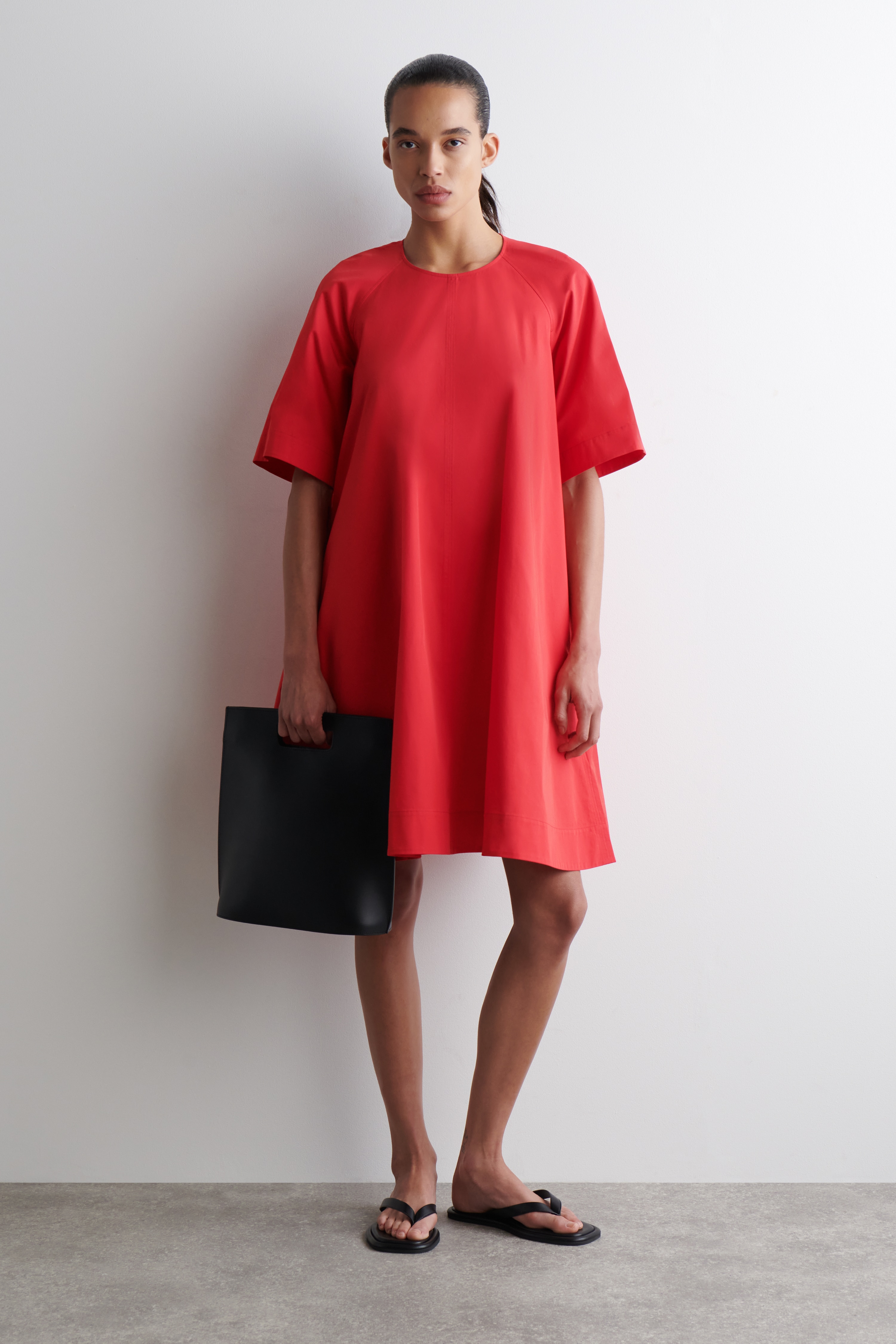 Rochie mini cu croială în A și legături la spate - ROŞU/NEGRU