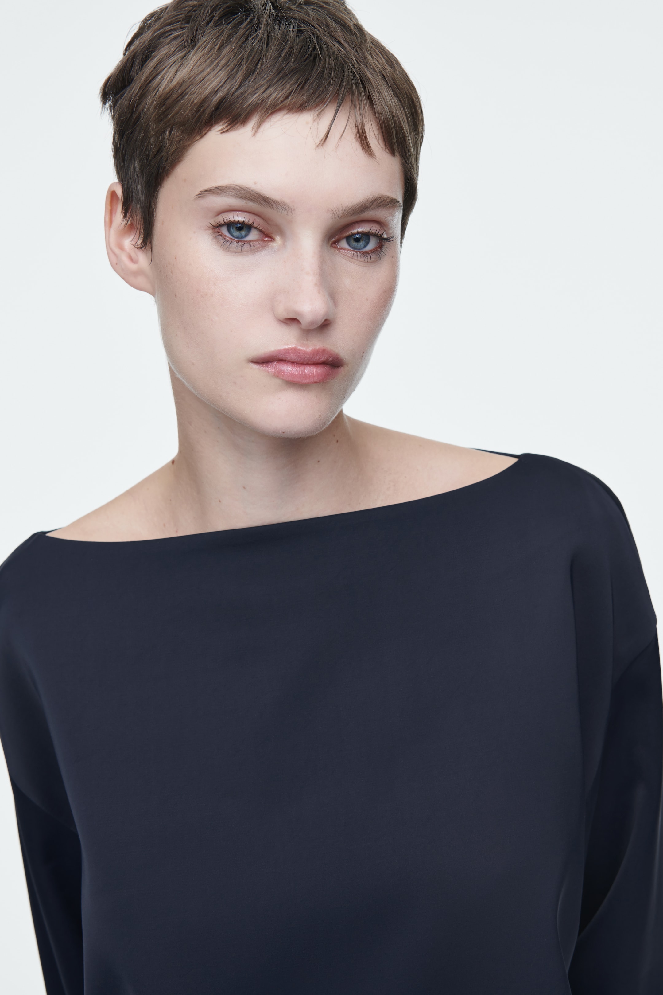 Agrandir l'image: ROBE COURTE À ENCOLURE BATEAU - BLEU MARINE - FEMME | H&M CH 2