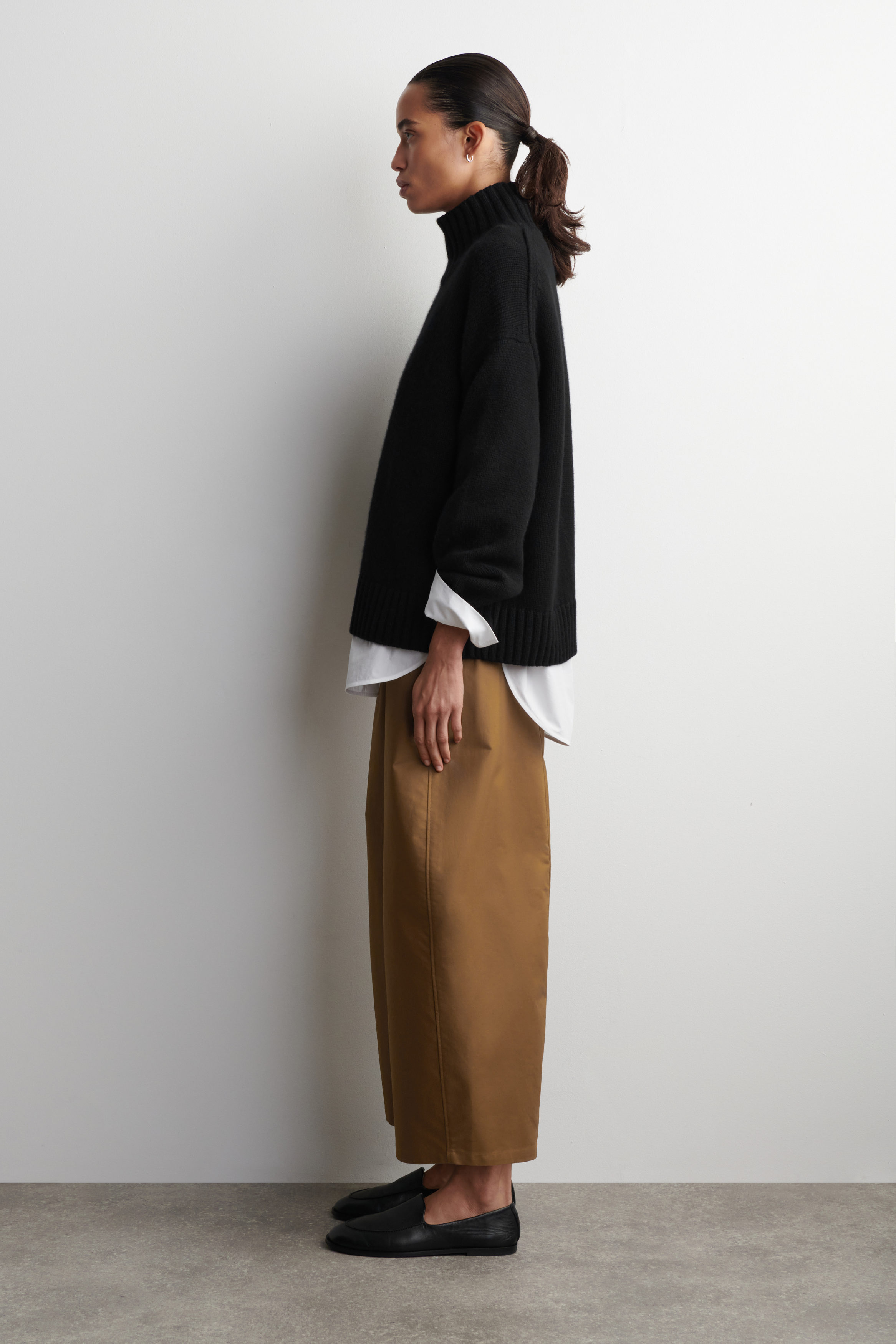 CROPPED BARREL-LEG COTTON TROUSERS - BROWN | COS