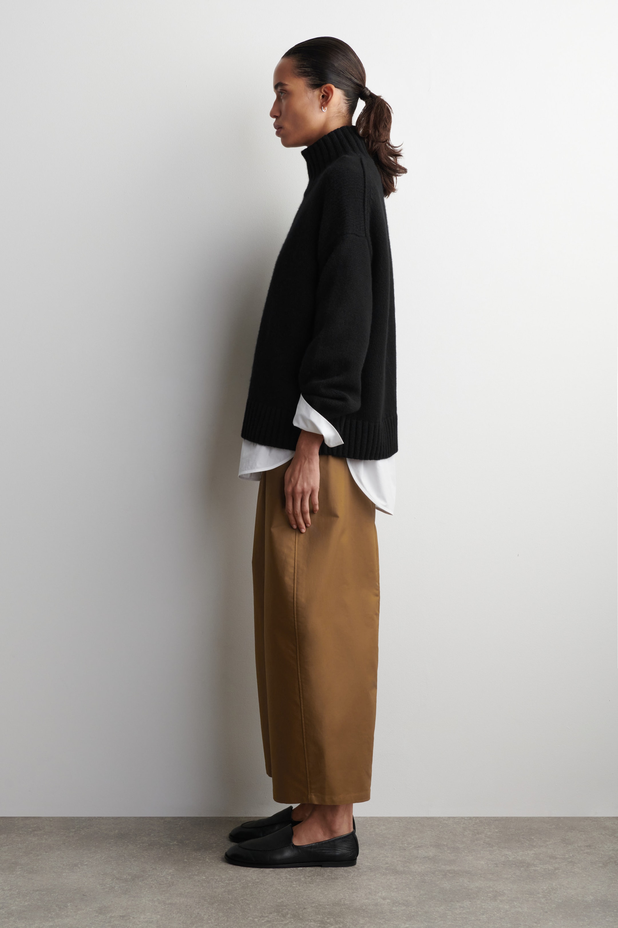 CROPPED BARREL-LEG COTTON TROUSERS