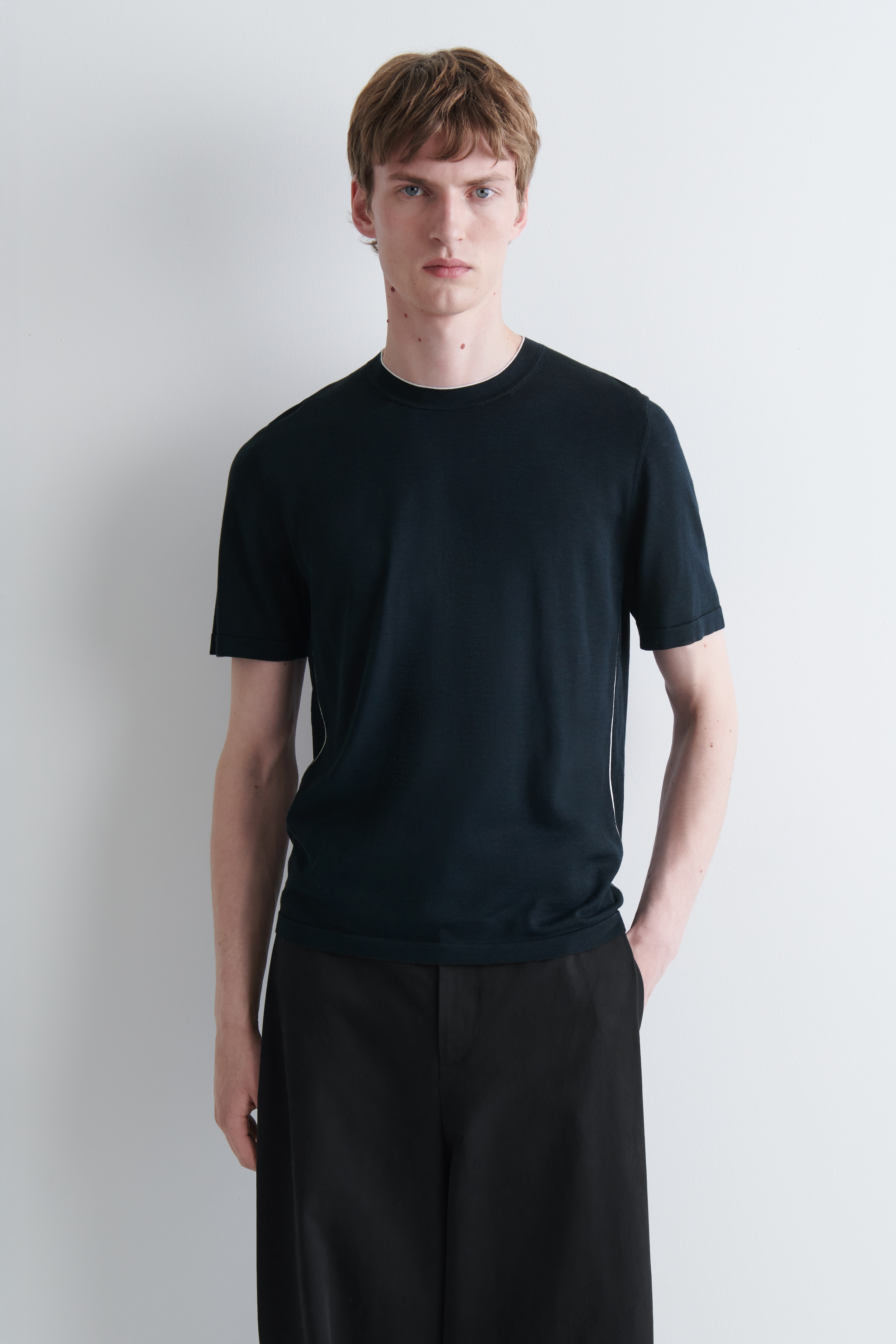 T-SHIRT MED KONTRASTKANT I SILKE OCH BOMULL - MARINBLÅ / VIT/BRUN / SVART