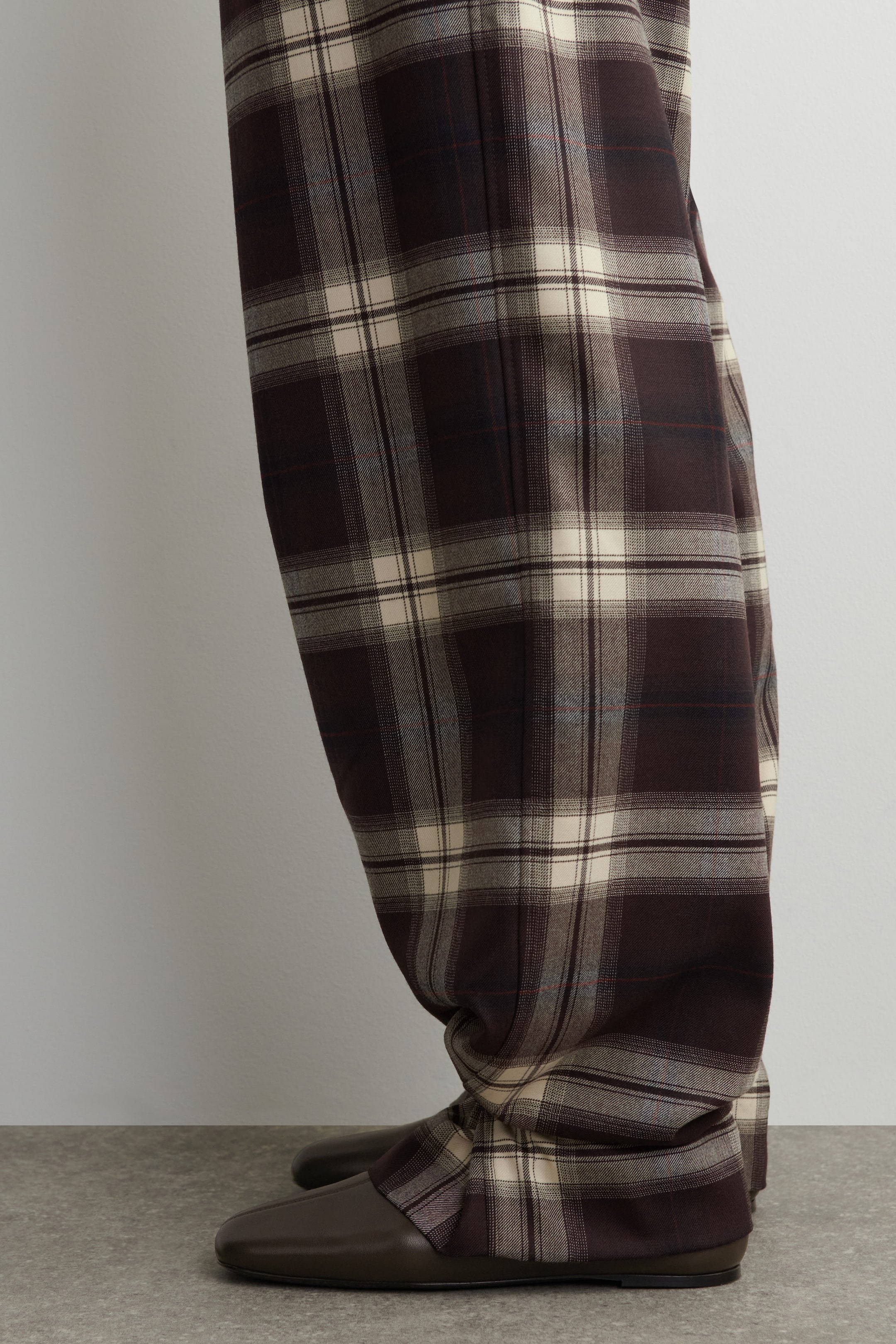 CHECKED BARREL-LEG PANTS