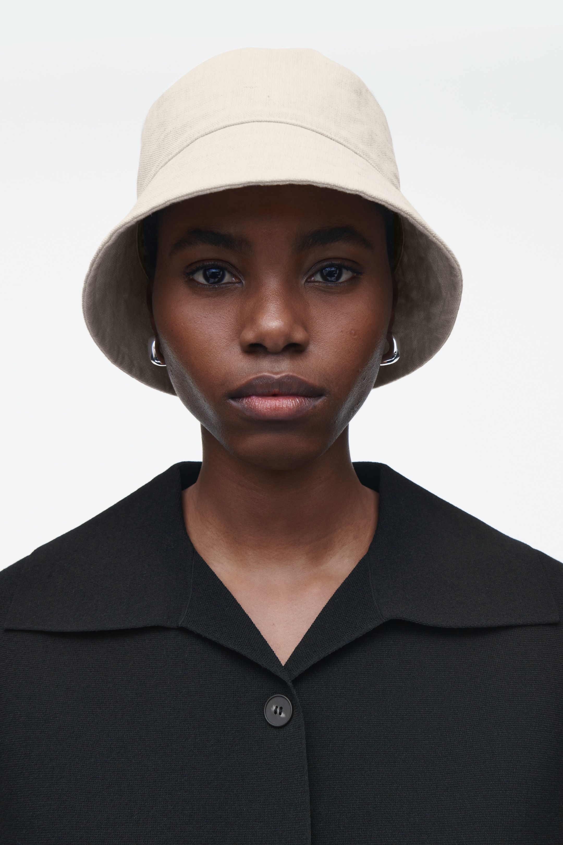 Grotere afbeelding bekijken: LINNEN BUCKET HAT - LICHTBEIGE / ONGEBLEEKT - DAMES | H&M BE 1
