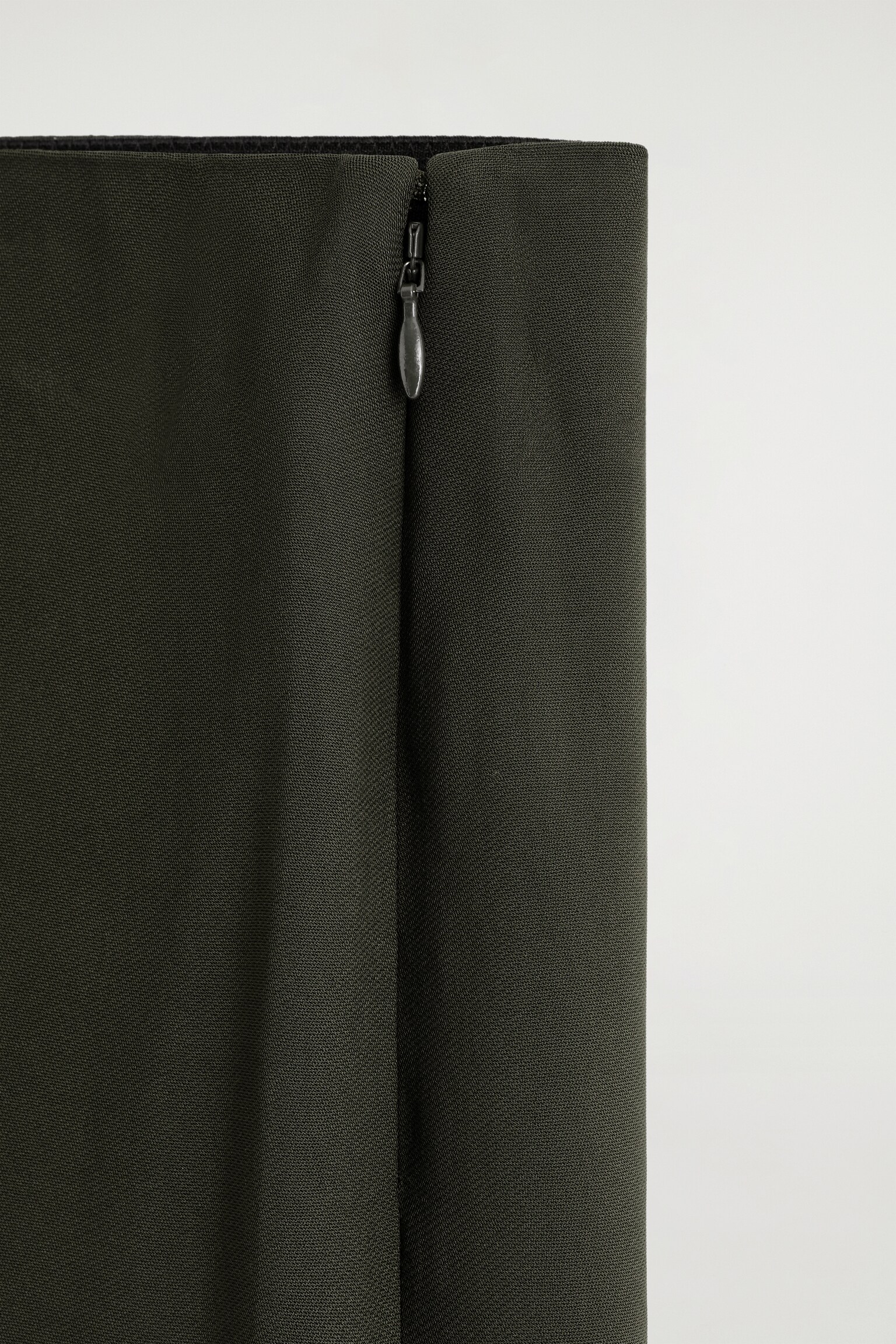 PANTALÓN SLIM-FIT ELÁSTICO - MARRÓN OSCURO - 6