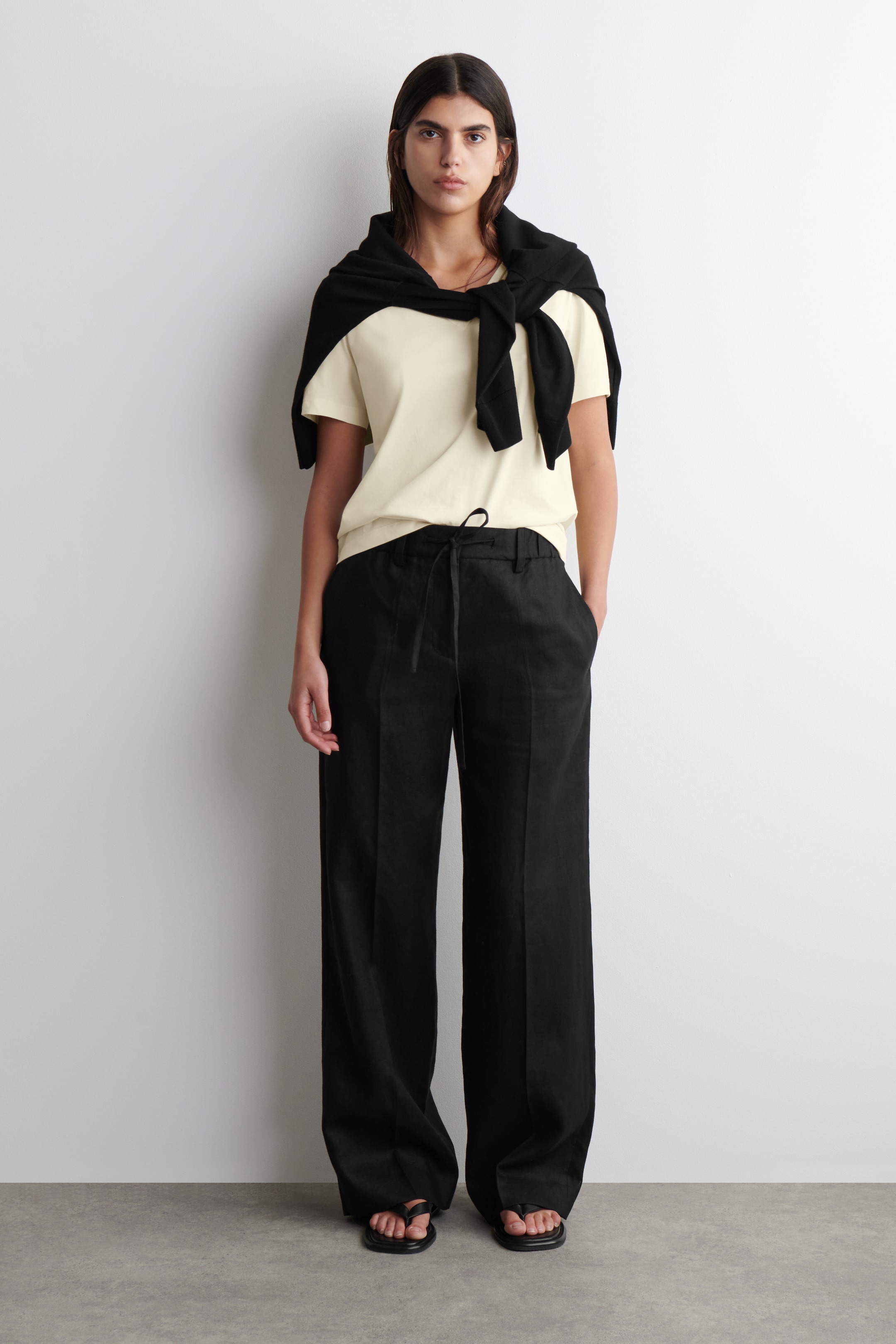 Visualizza immagine più grande: T-SHIRT IN COTONE CON SCOLLO A V - BEIGE CHIARO / NON TINTO - DONNA | H&M IT 2