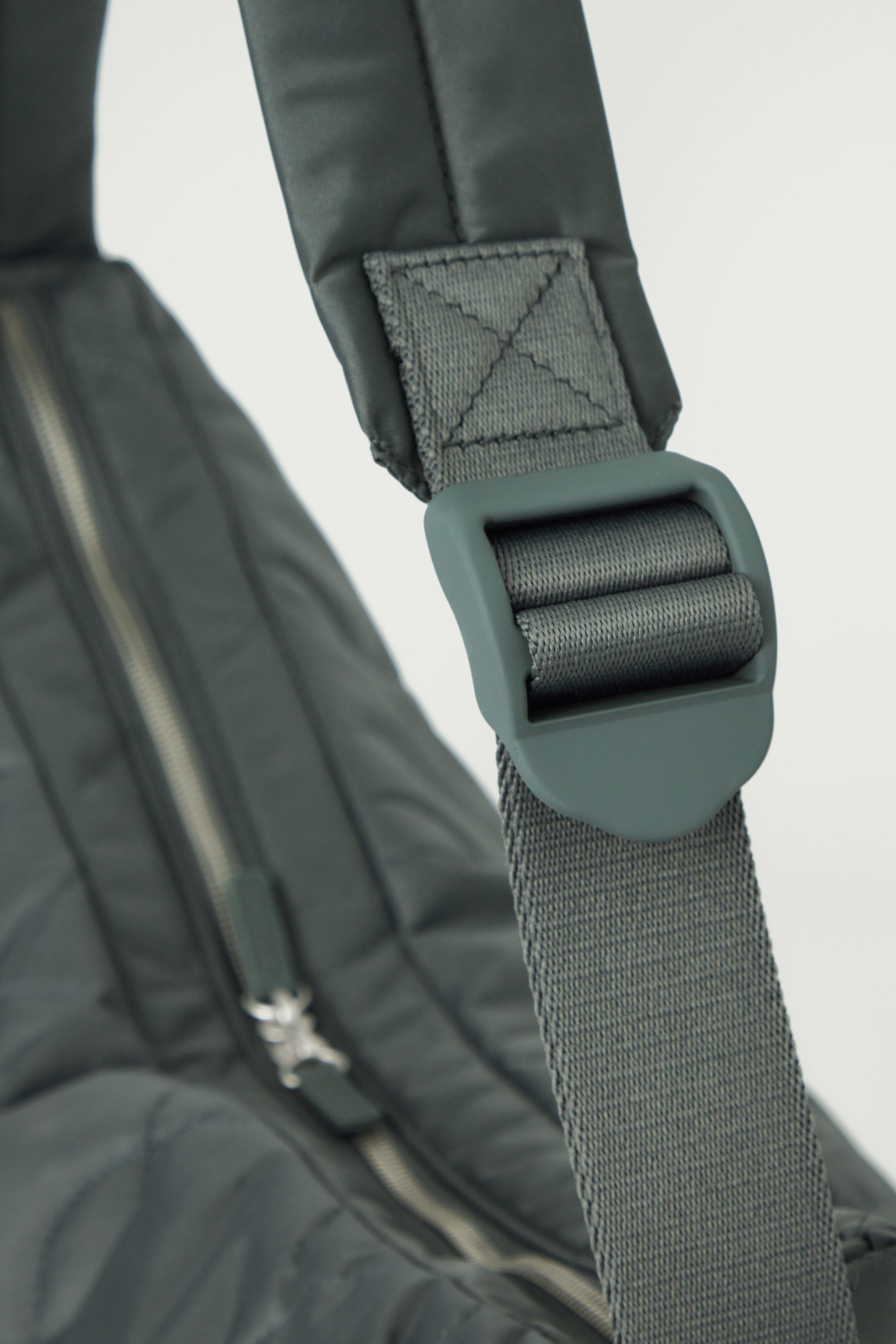 【COS】◆QUILTED CROSSBODY MESSENGER - GREEN◆1243112003◆ QUILTED CROSSBODY MESSENGER BAG - NYLON - GREEN | COS