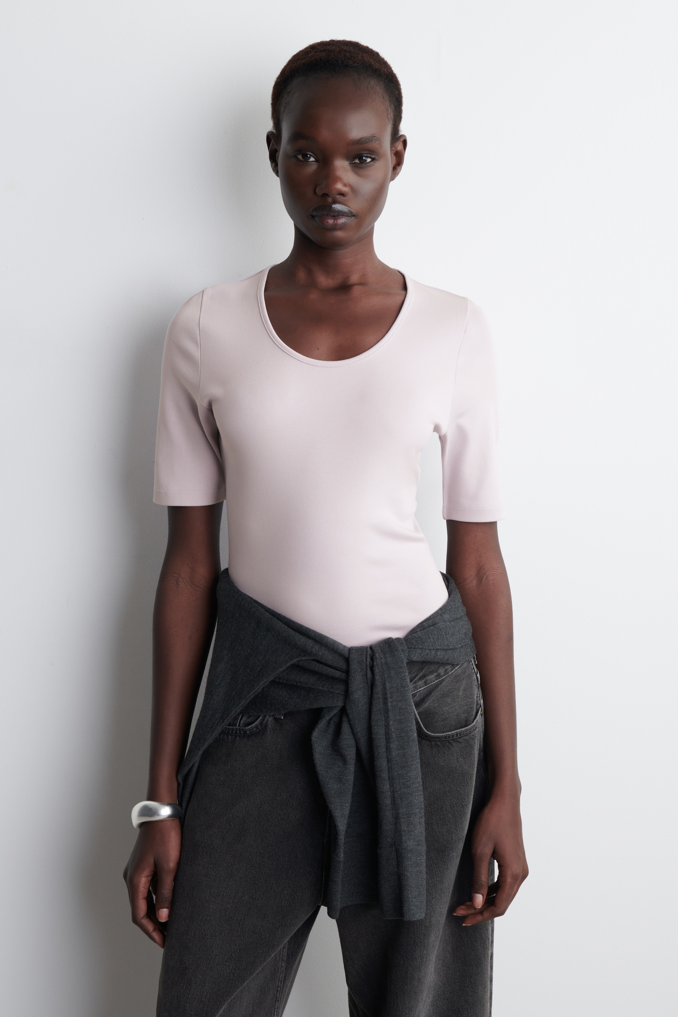 Visa större bild: FIGURNÄRA T-SHIRT I BOMULL MED DJUP HALSRINGNING - SYRENLILA - DAM | H&M SE 1