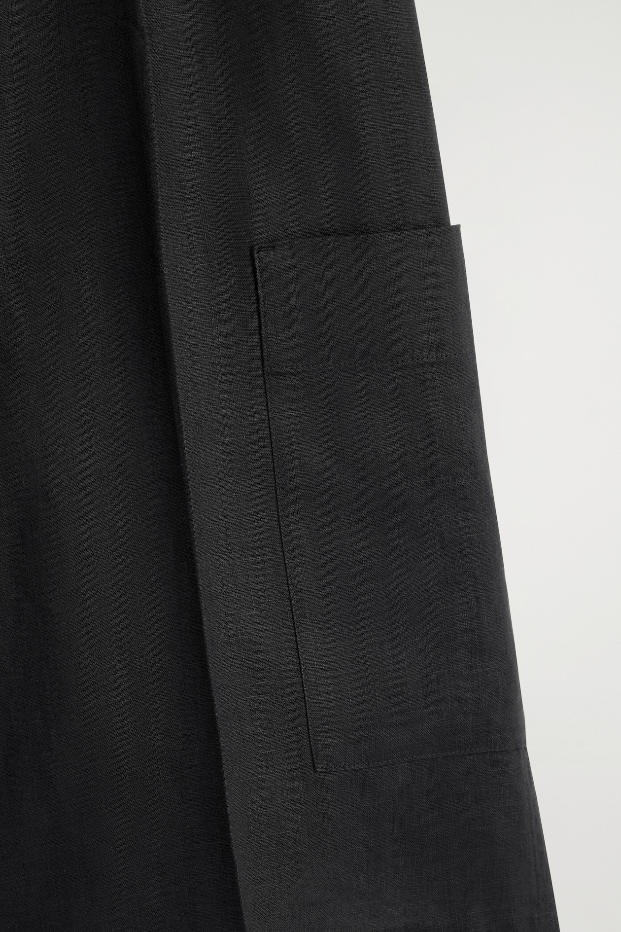 LINEN UTILITY BERMUDA SHORTS — BLACK