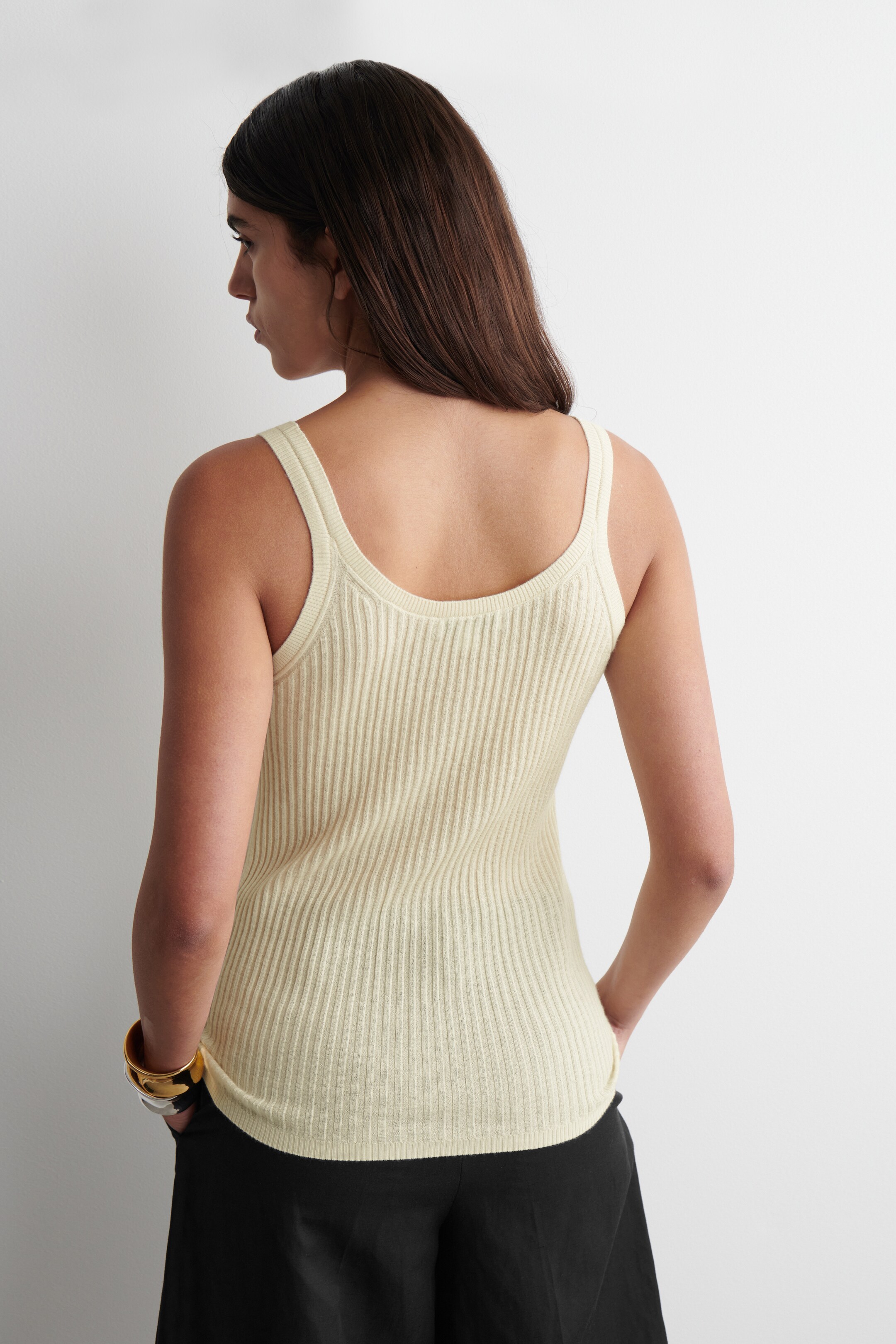 Agrandir l'image: DÉBARDEUR CÔTELÉ EN CACHEMIRE ET SOIE - JAUNE BEURRE - FEMME | H&M CH 4