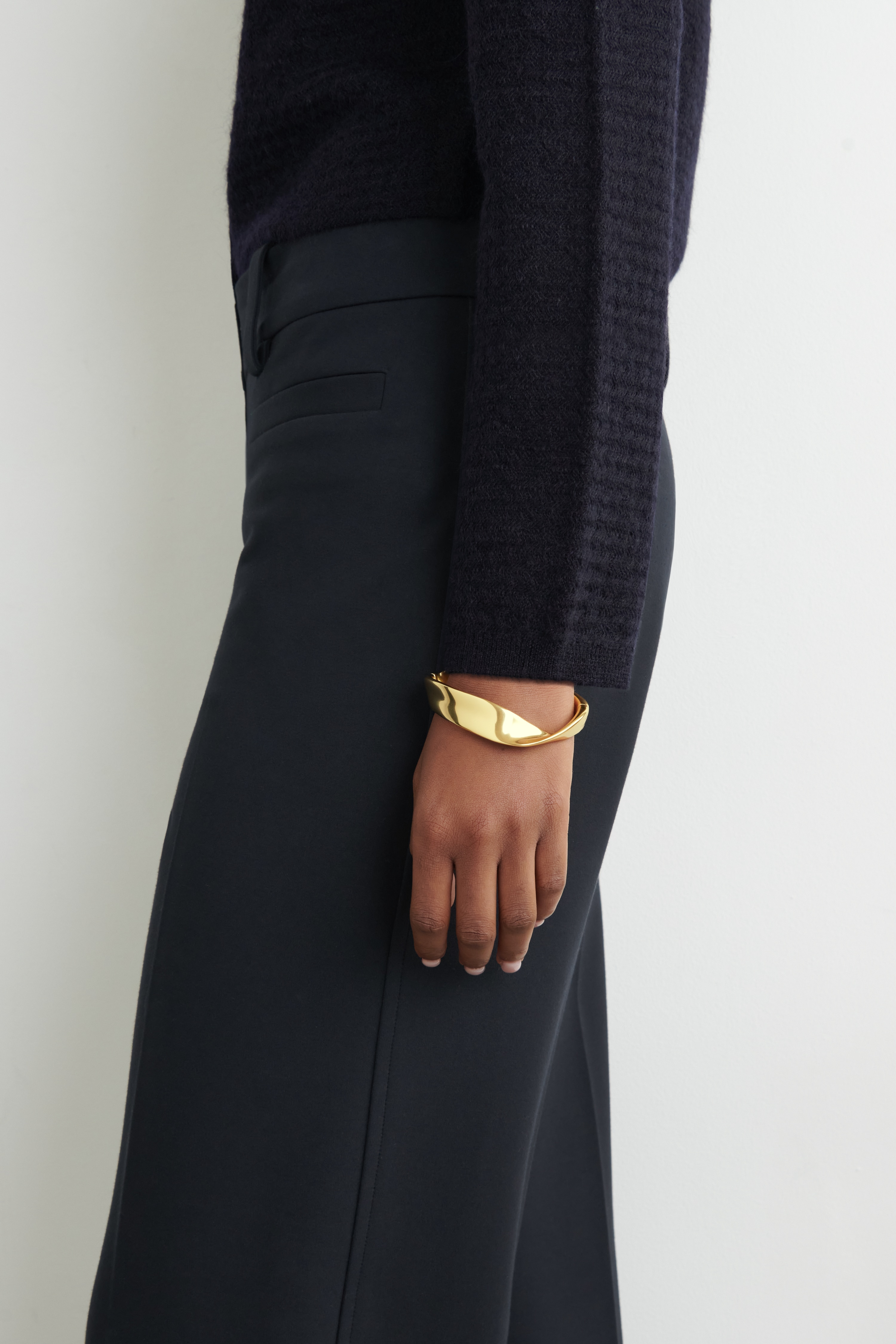 ARMBAND I VRIDEN METALL - GULD