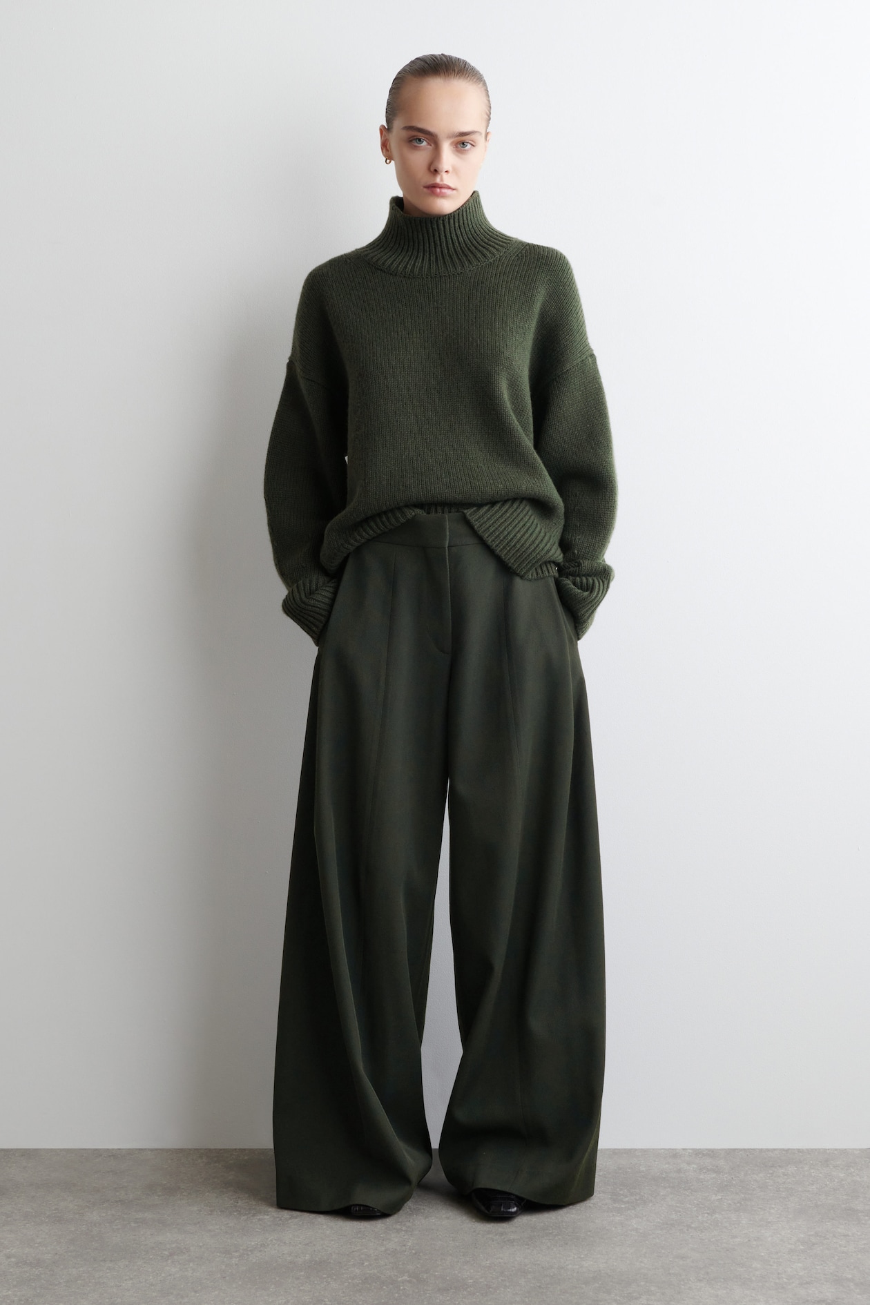 RELAXED WOOL-BLEND WIDE-LEG TROUSERS - DARK GREEN | COS SI