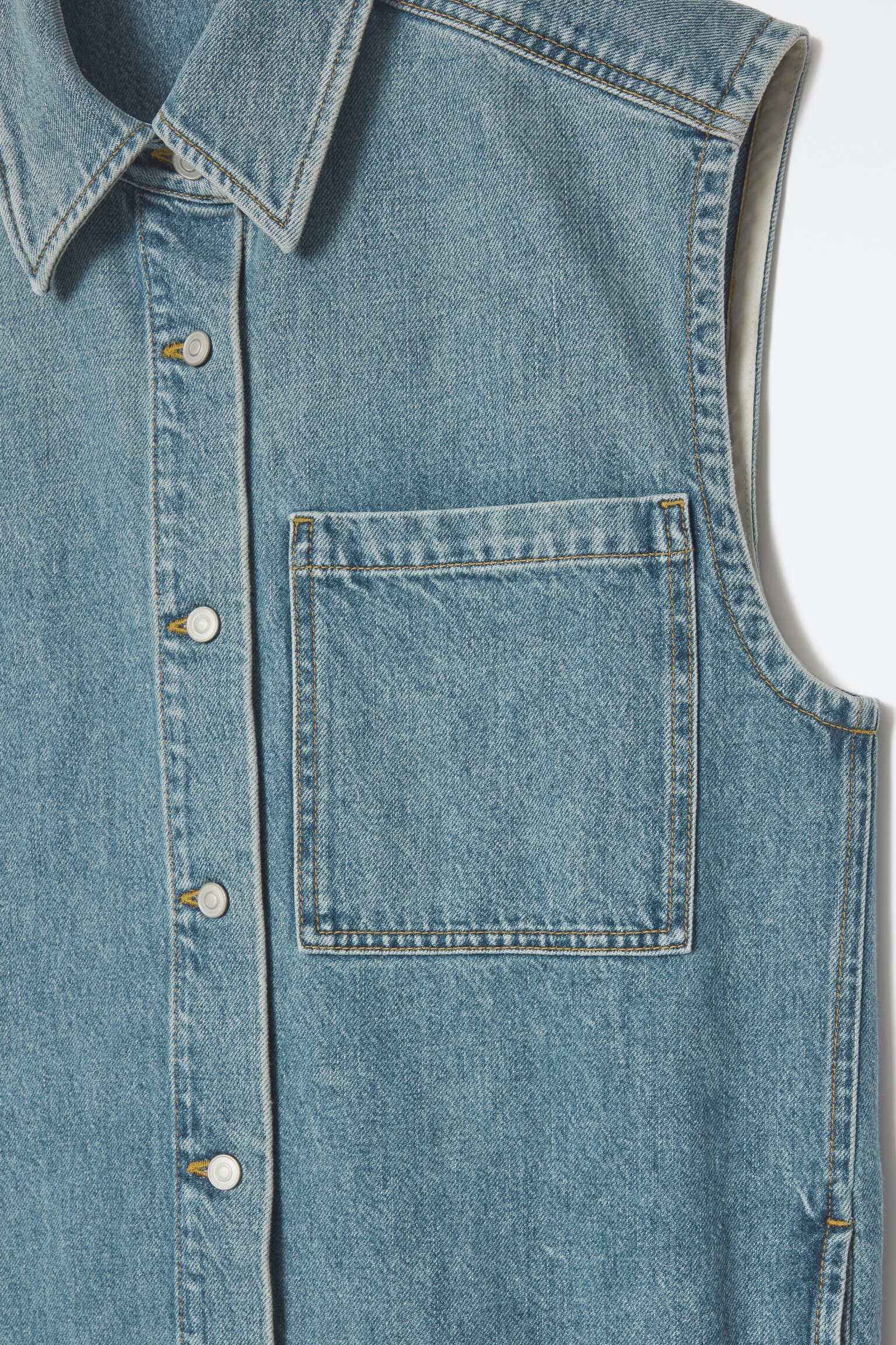 ÄRMELLOSES MINI-HEMDBLUSENKLEID AUS DENIM - Blau - 2