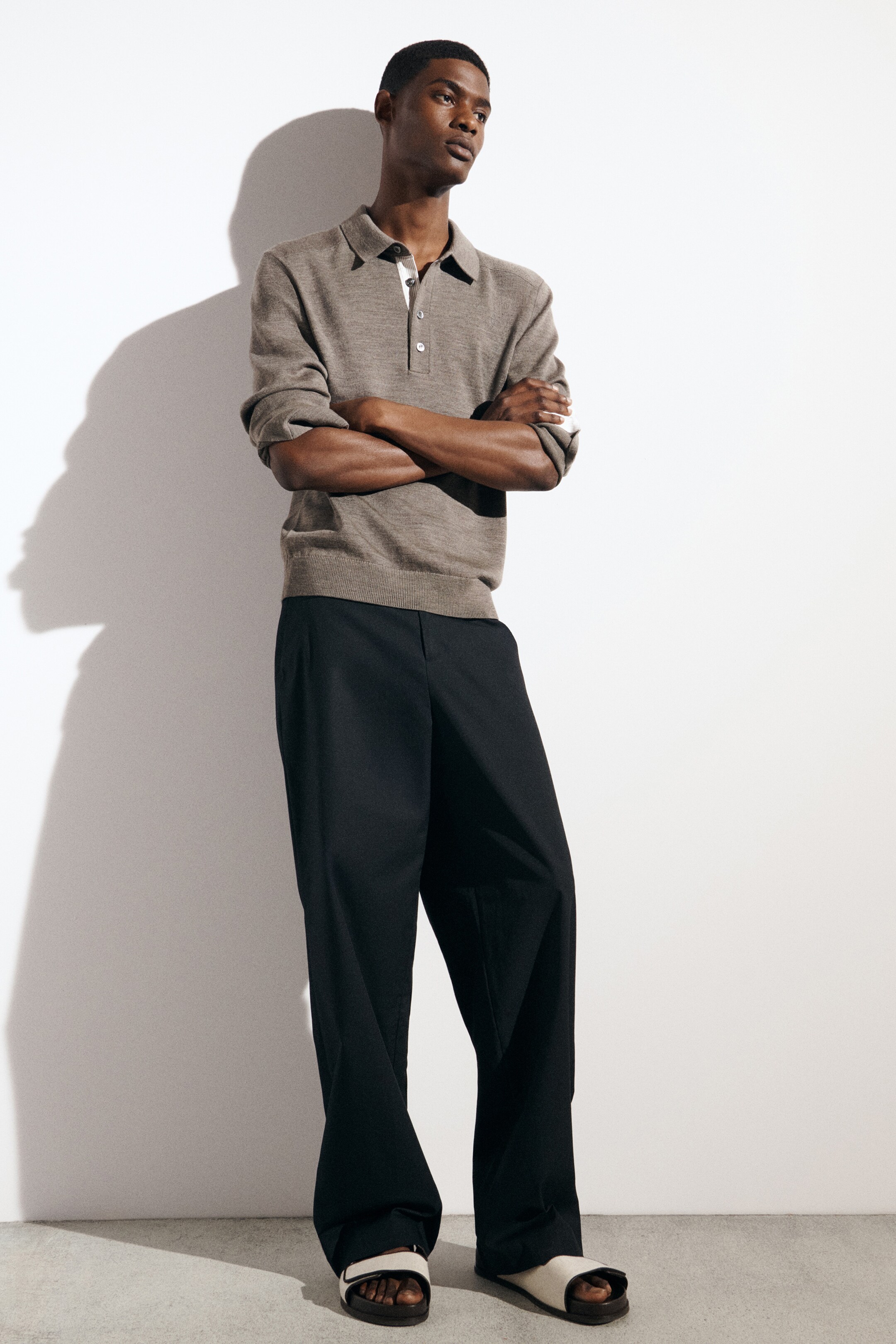 Größeres Bild anzeigen: GESTRICKTES POLOSHIRT AUS MERINOWOLLE - BEIGE MELIERT - Men | H&M AT 7