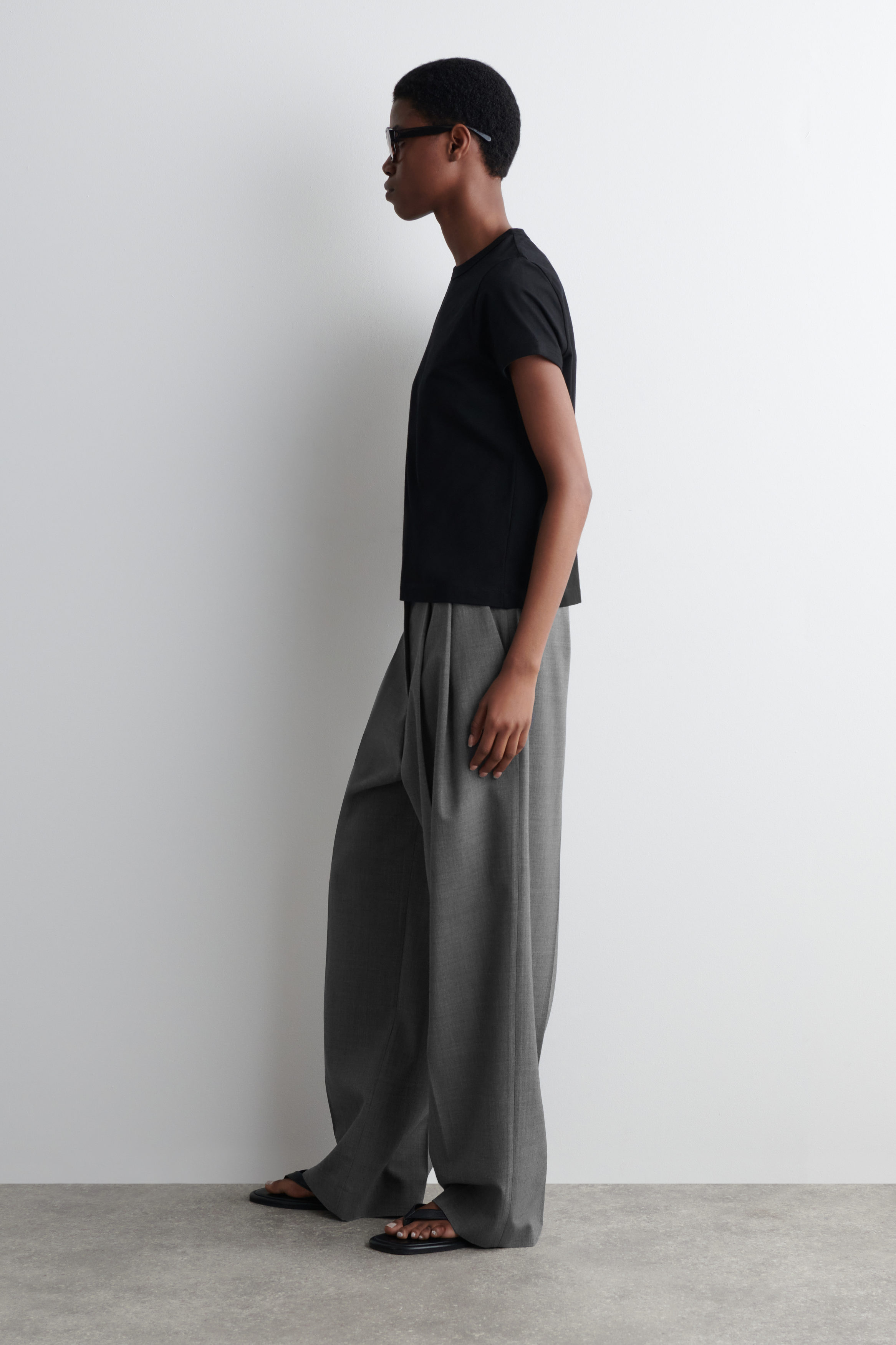 SHRUNKEN RINGER T-SHIRT - BLACK | COS