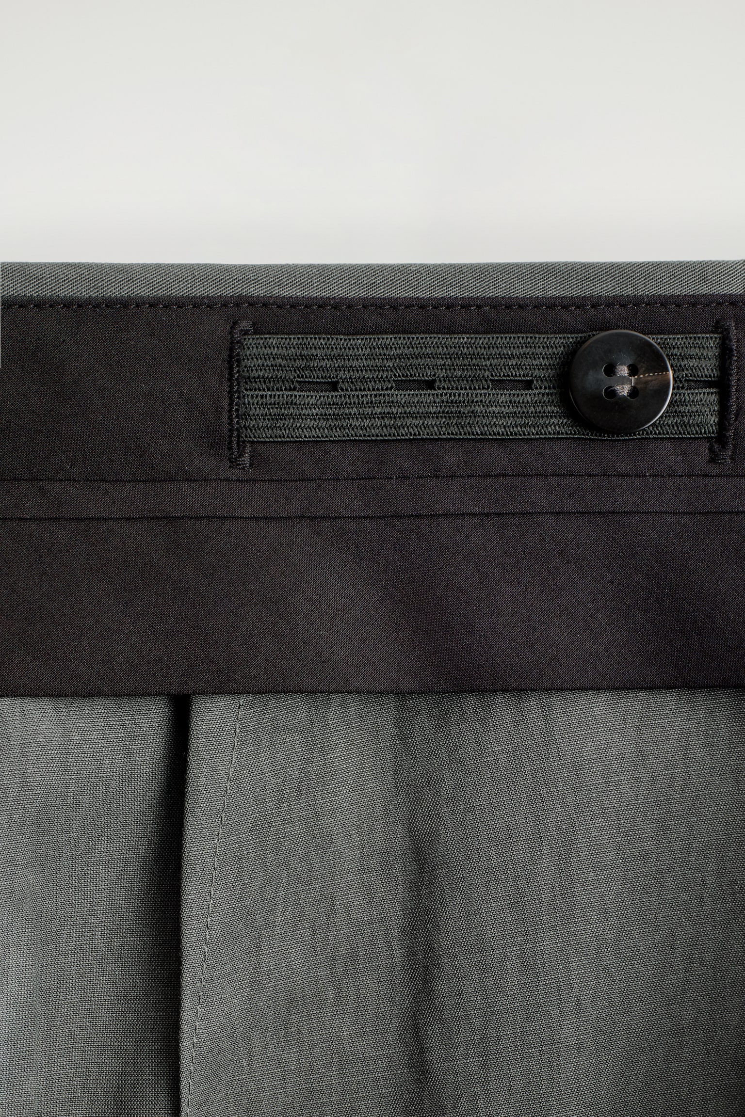 LOCKERE, FLIESSENDE HOSE MIT WEITEM BEIN - DUNKELGRAU/BURGUNDERROT - 7