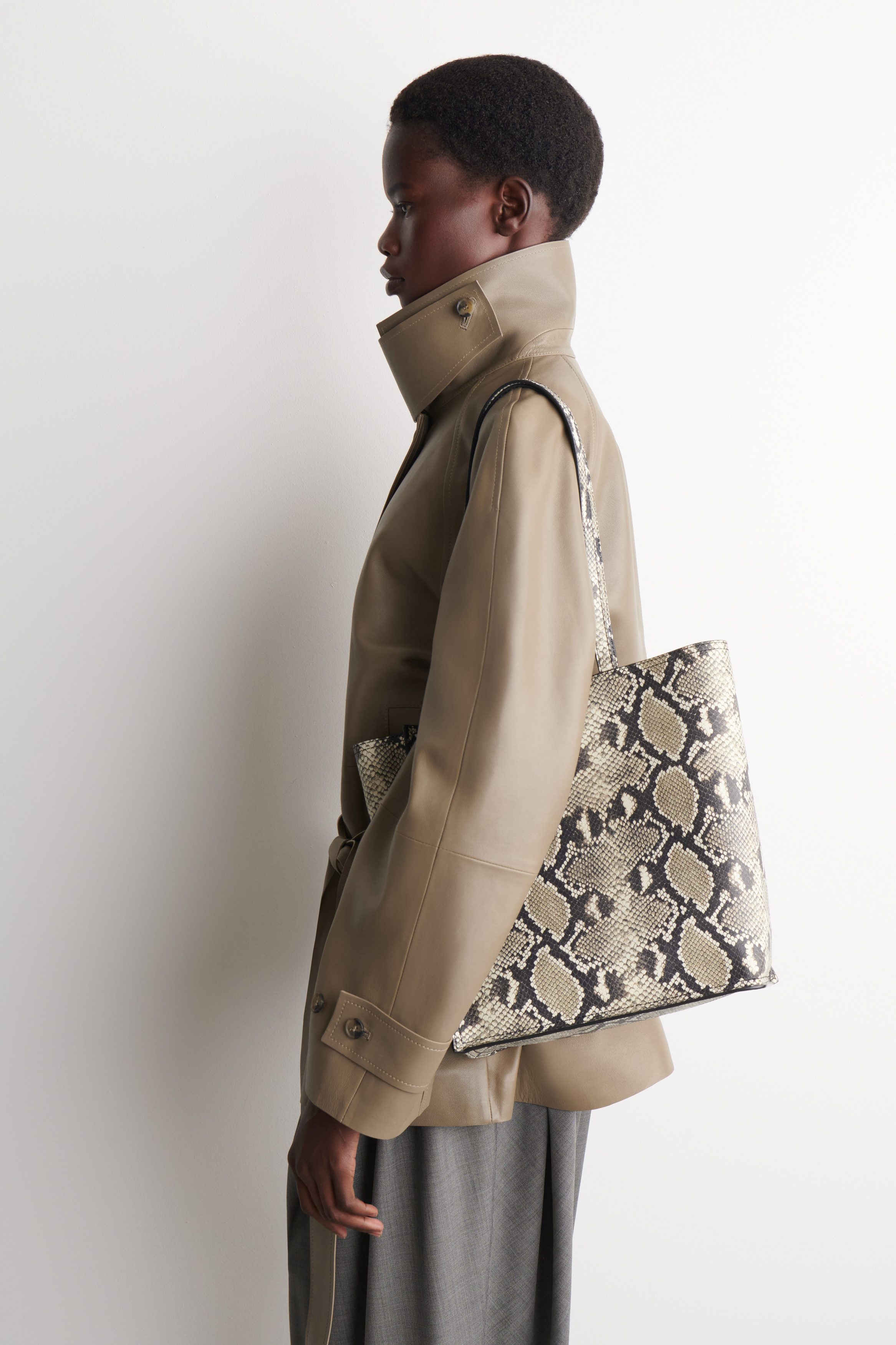 TOWNHOUSE SHOPPER BAG - LEATHER - BEIGE / SNAKESKIN EFFECT | COS NL