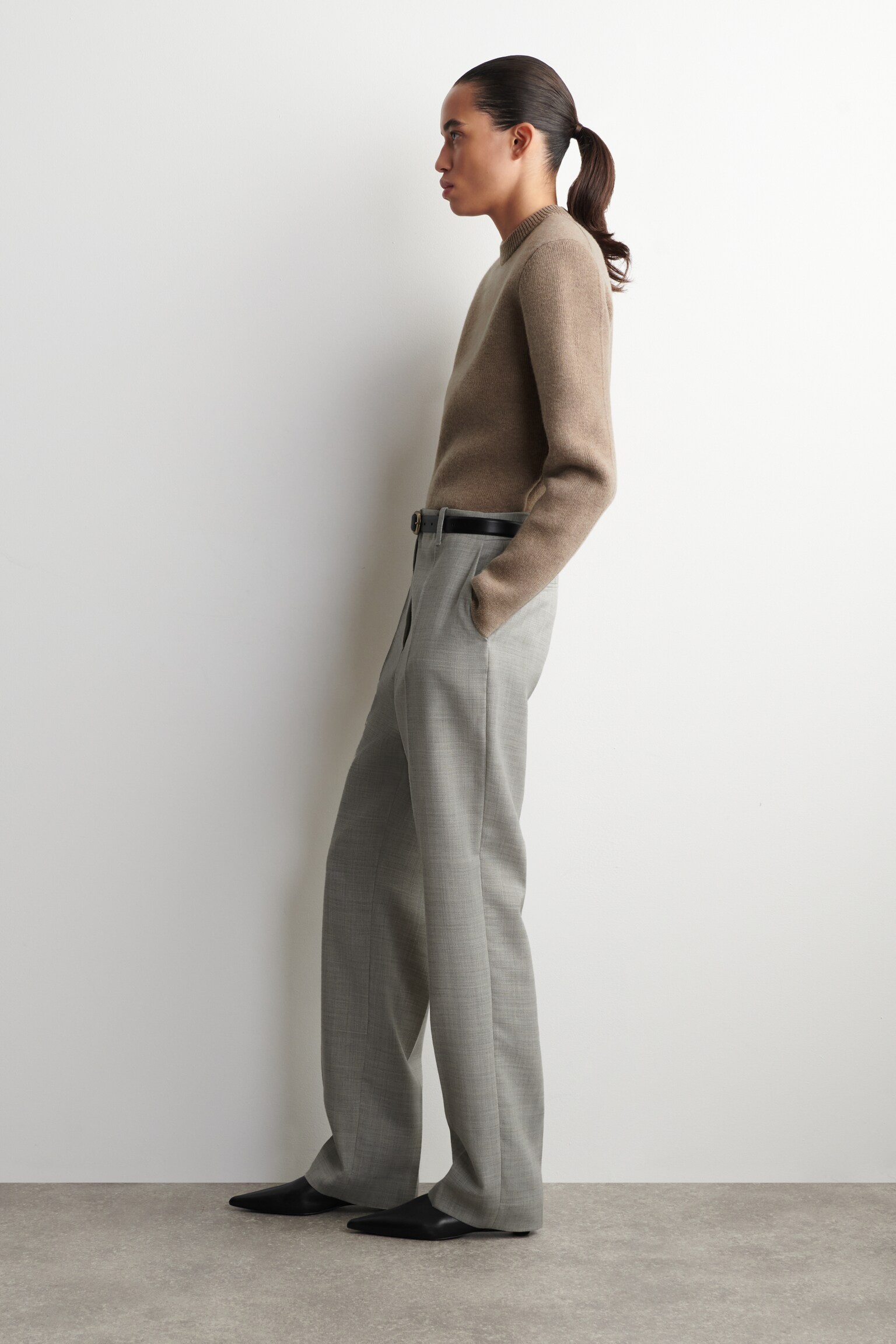 סוודר מצמר מרינו עם כתפיים מעוצבות - בז'/כחול כהה - 6