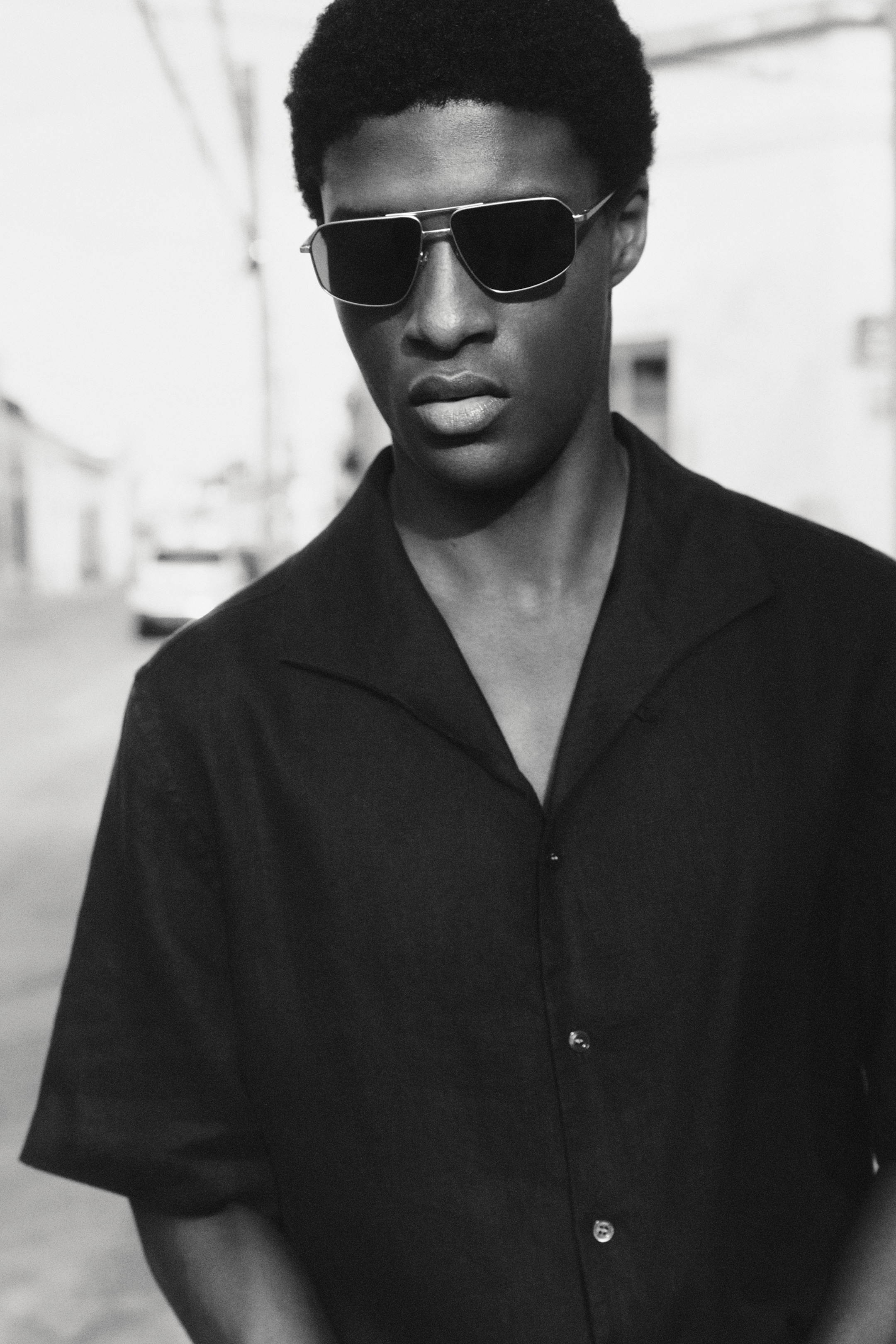 Ingrandisci l'immagine: LINEN SHORT-SLEEVED SHIRT - BLACK - UOMO | H&M CH 7