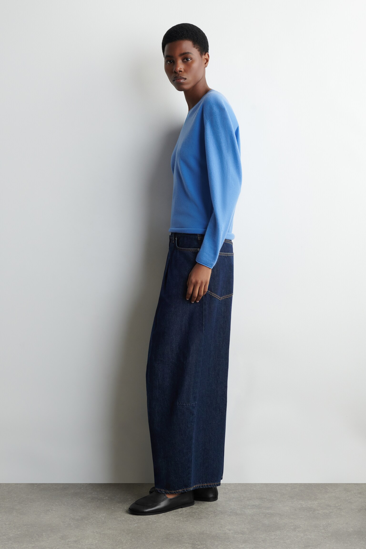 ג'ינס טווין עם רגל רחבה - כחול כהה/בז' בהיר - 7