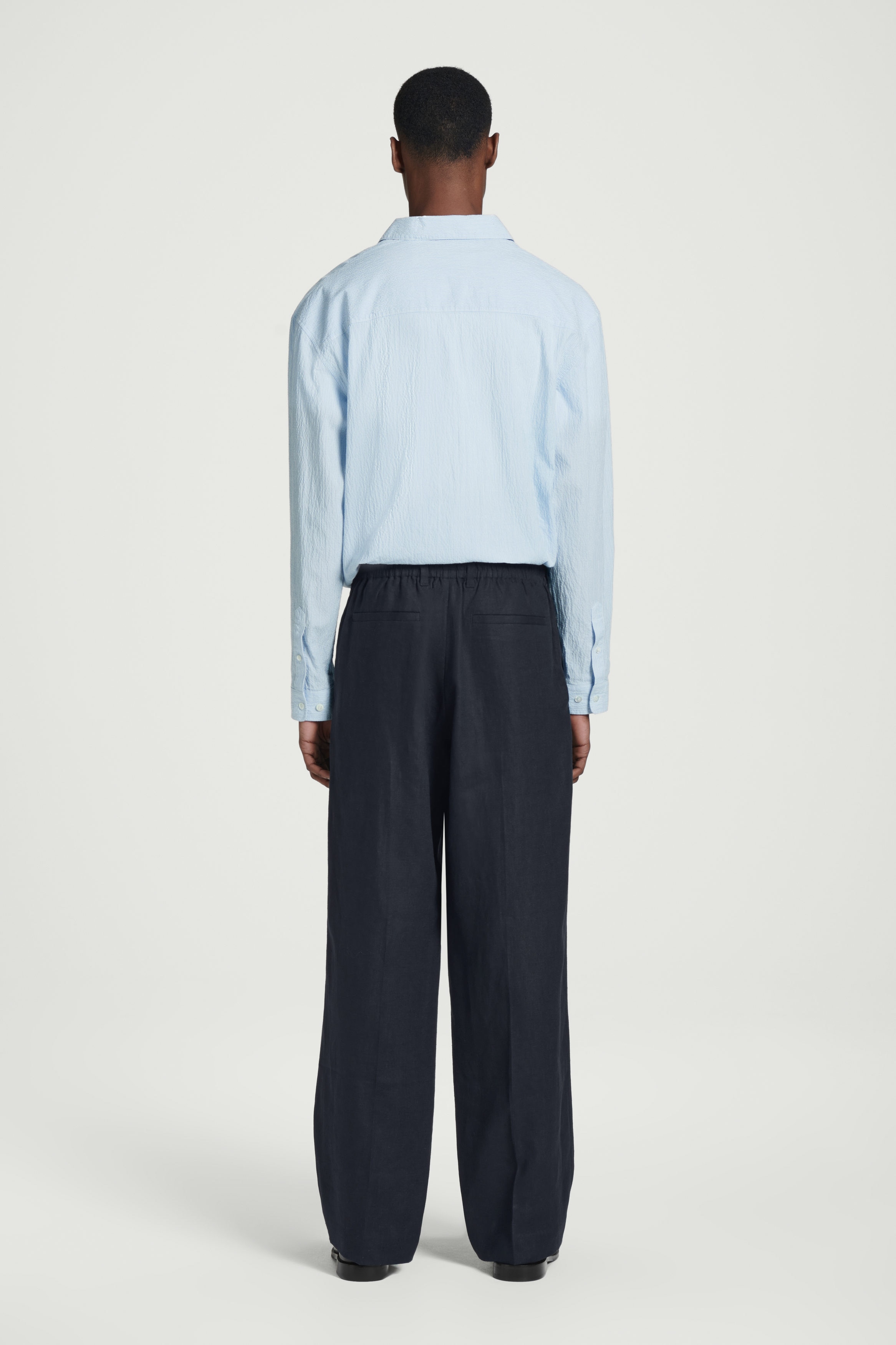 COS  LINEN TROUSERS リネンパンツ ELASTICATED LINEN STRAIGHT-LEG PANTS - NAVY | COS