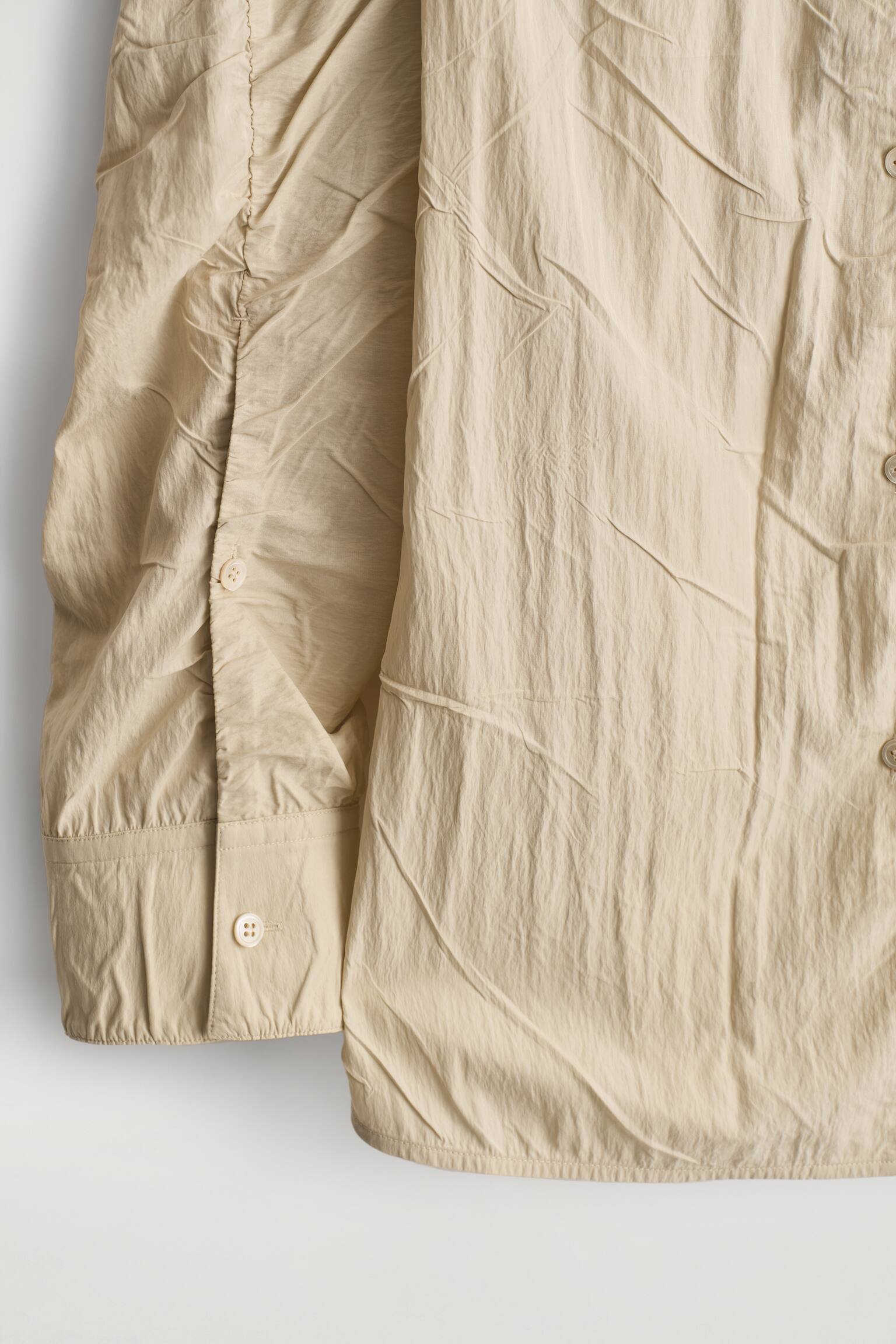 CAMISA DE SEDA ARRUGADA A MANO - BEIGE CLARO - 3