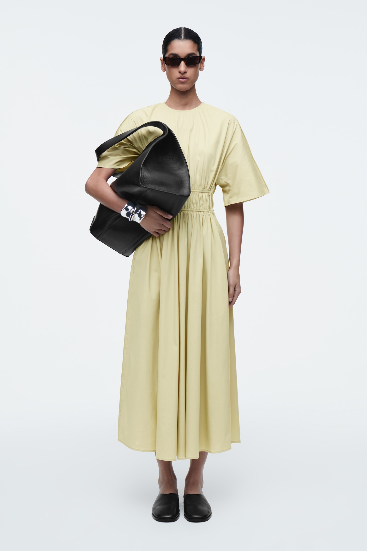 VESTIDO MIDI FRUNCIDO CON ESPALDA DESCUBIERTA - PISTACHO/NEGRO