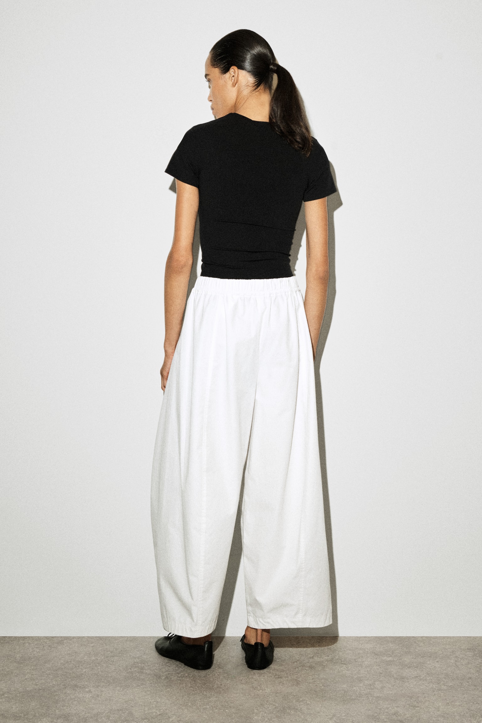 HOSE MIT BARREL-BEIN UND ELASTISCHEM BUND - WEISS/SCHWARZ/DUNKELBRAUN - 4