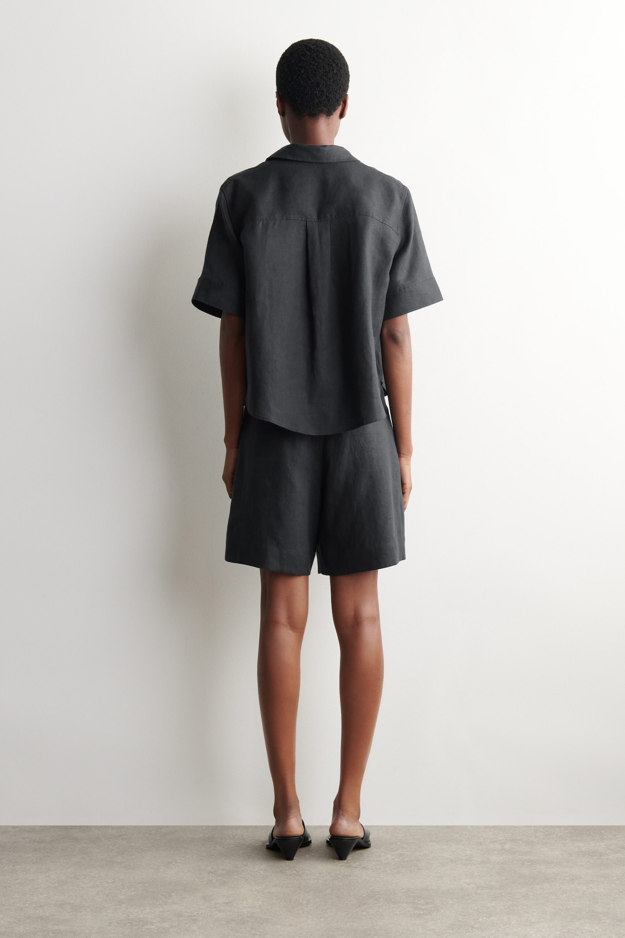 TAILORED ELASTICATED LINEN SHORTS — BLACK