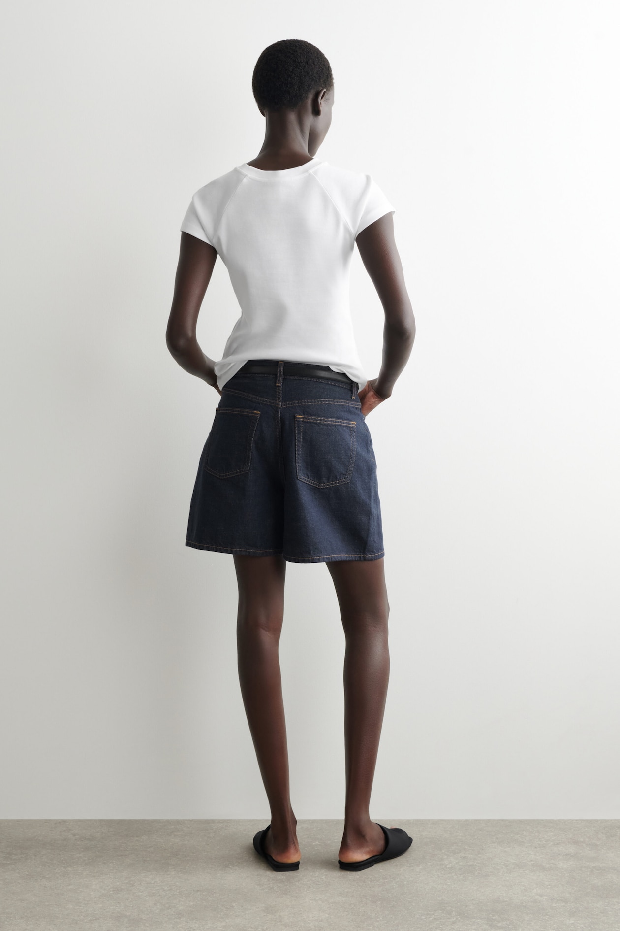 HIGH-RISE DENIM SHORTS — DARK BLUE