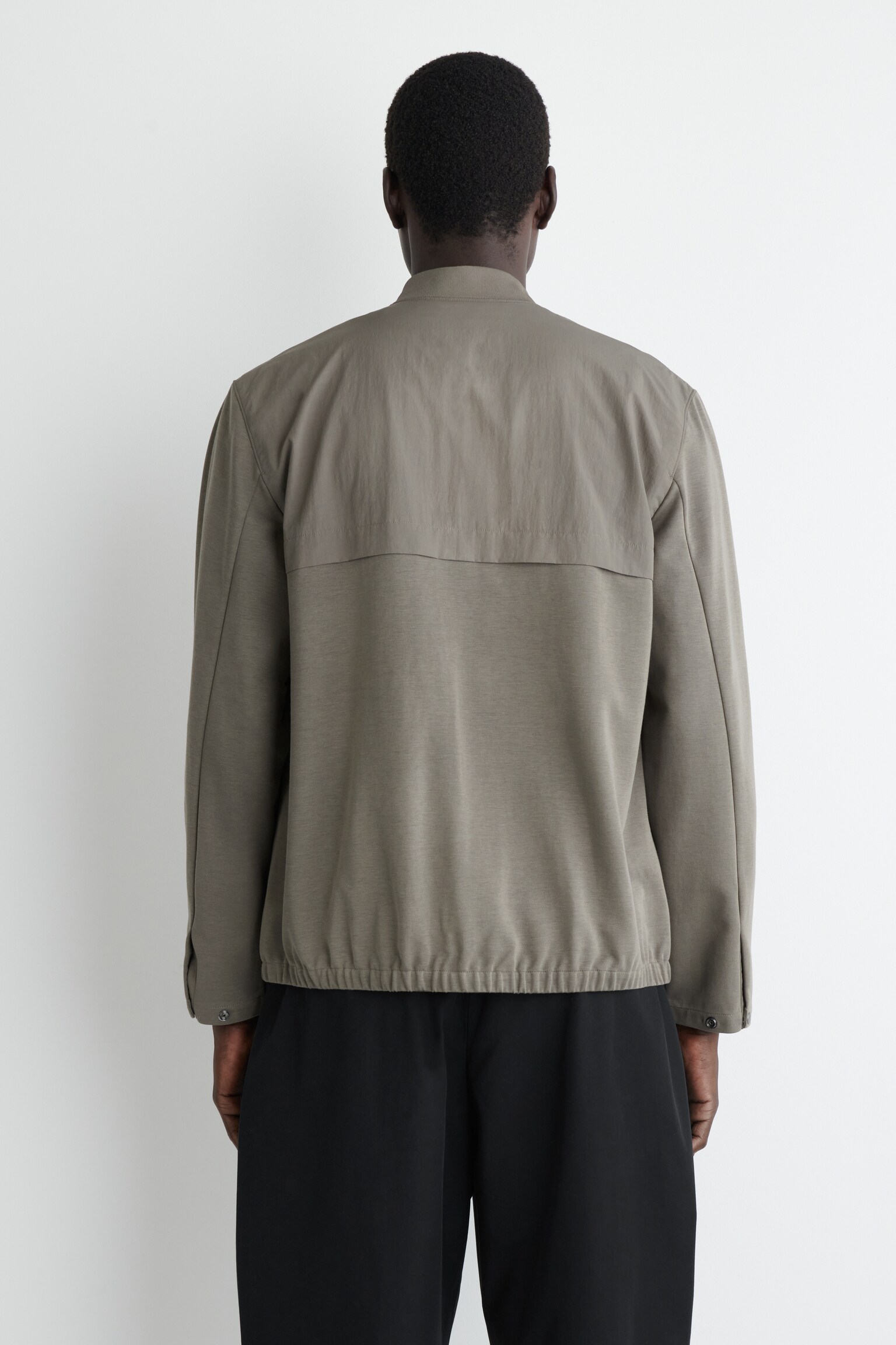 CHAQUETA BOMBER CON PANELES DE NAILON - MARRÓN GRISÁCEO/NEGRO - 4