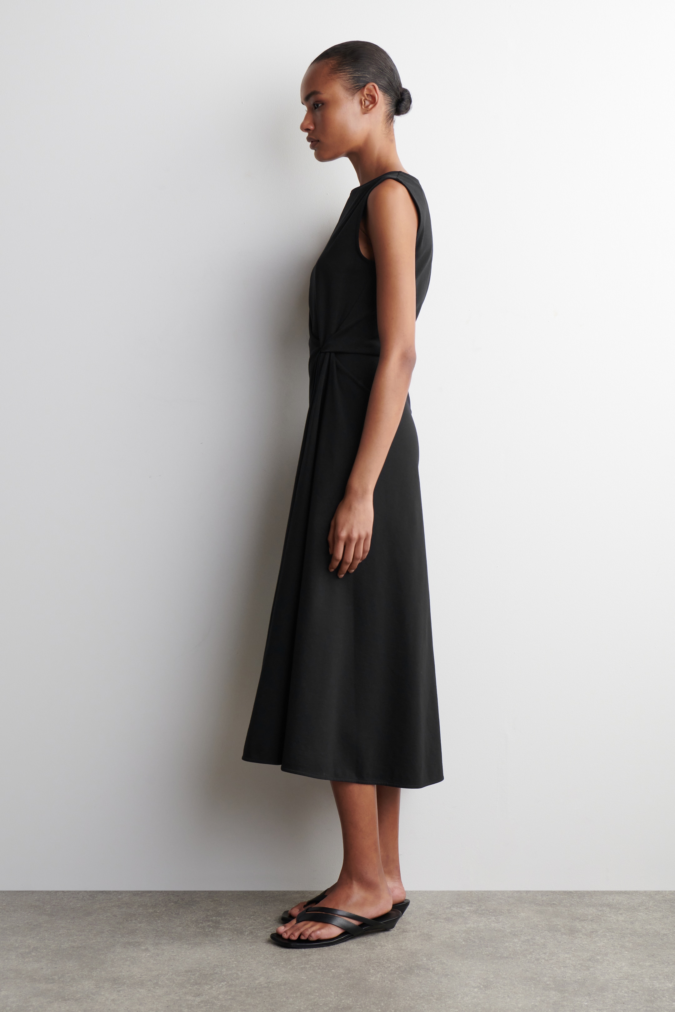 Größeres Bild anzeigen: MIDIKLEID MIT TWIST-DETAIL - SCHWARZ - Ladies | H&M AT 2