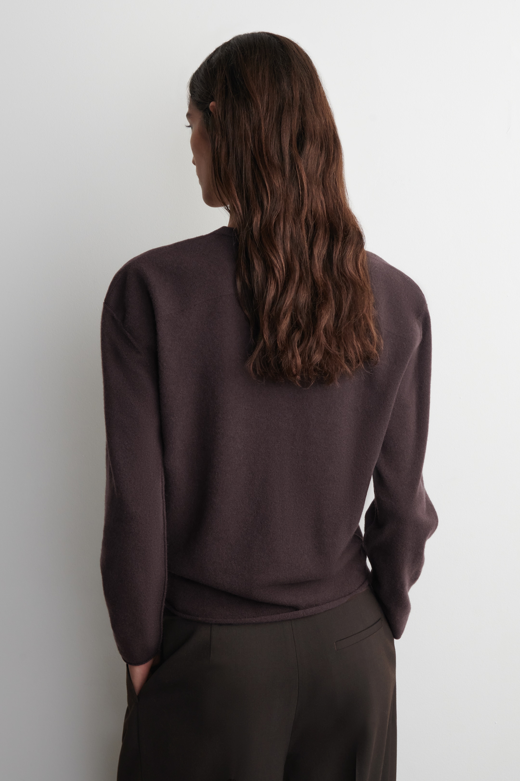 Größeres Bild anzeigen: PULLOVER AUS MERINOWOLLE MIT RUNDHALSAUSSCHNITT - DUNKELBRAUN - Ladies | H&M AT 6