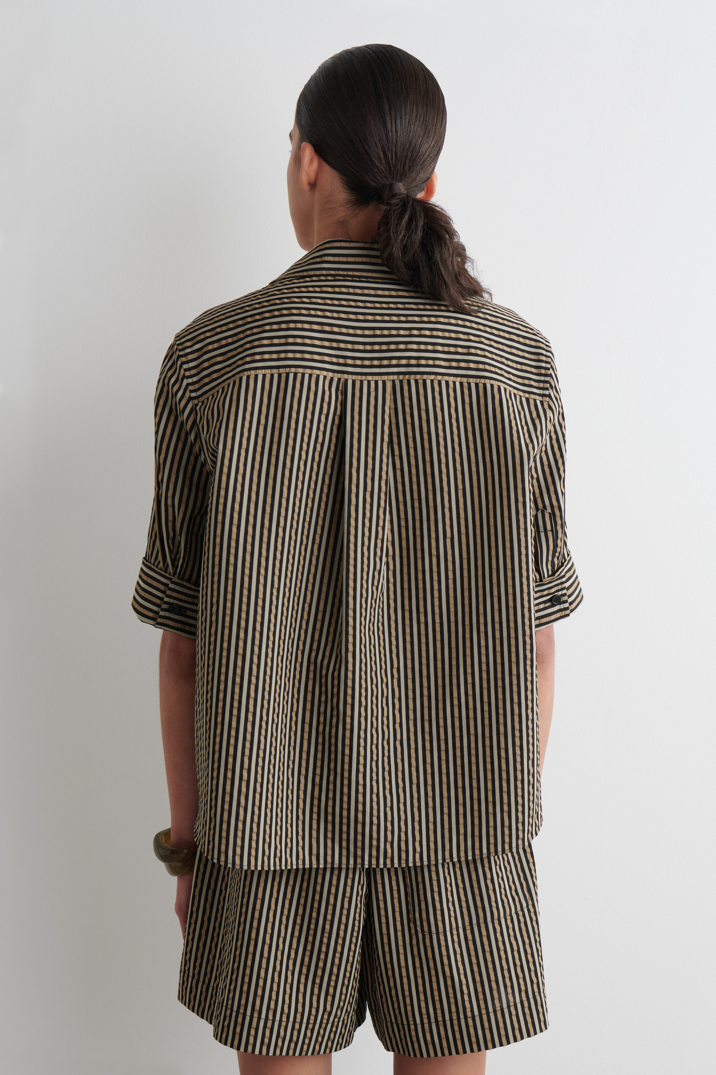 STRIPED SEERSUCKER SHIRT - BROWN / BLACK / STRIPED | COS