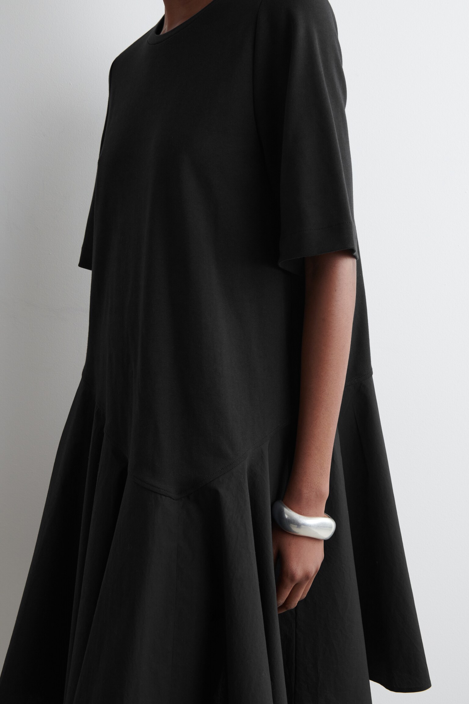 VESTIDO CAMISETA CORTO ASIMÉTRICO - NEGRO/PISTACHO/COBALTO - 5